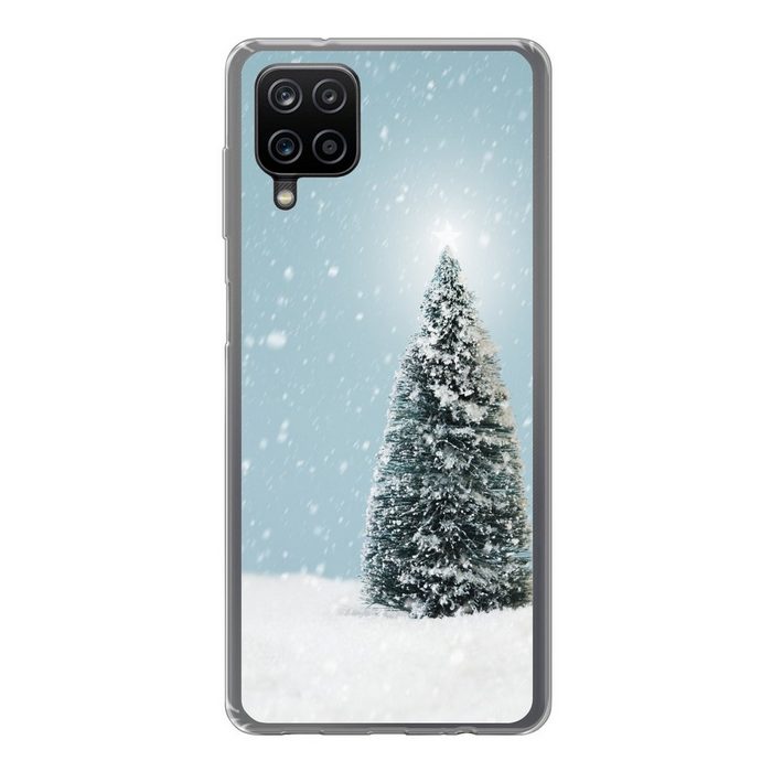 MuchoWow Handyhülle Ein Weihnachtsbaum in einer verschneiten Landschaft und einem blauen Handyhülle Samsung Galaxy A12 Smartphone-Bumper Print Handy