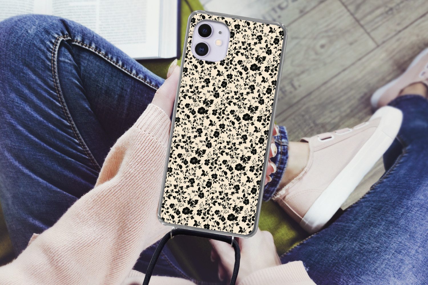 MuchoWow Handyhülle für Apple iPhone 12 Blumen - Muster - Schwarz, Tragbare Handyhüllen mit Kette zum umhängen, Handykette Handyband