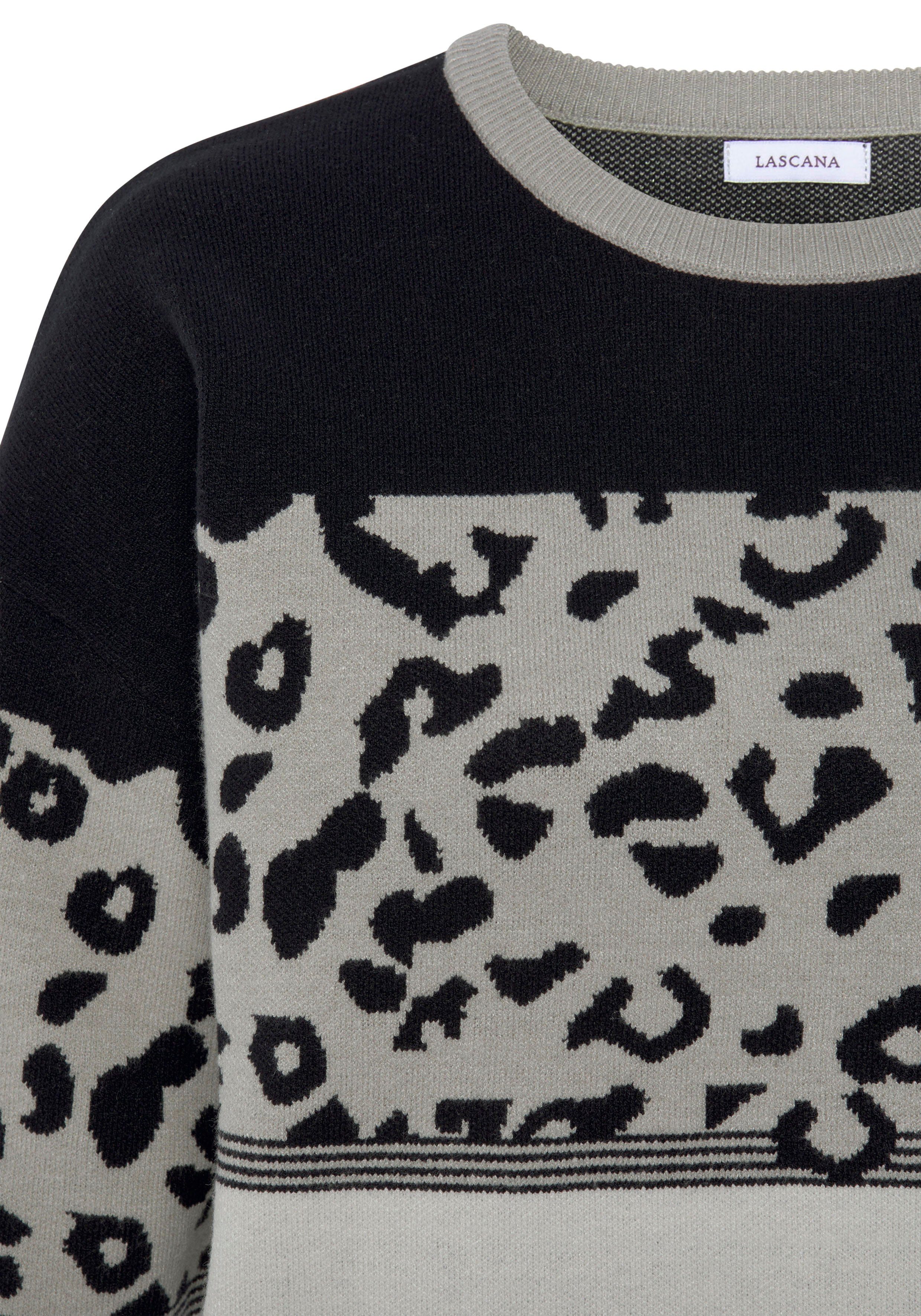 LASCANA Rundhalspullover mit Mustermix aus Streifen und Leomuster kuscheliger Strickpullover, lockere Passform, warmer Pullover – Bild 5 von 5