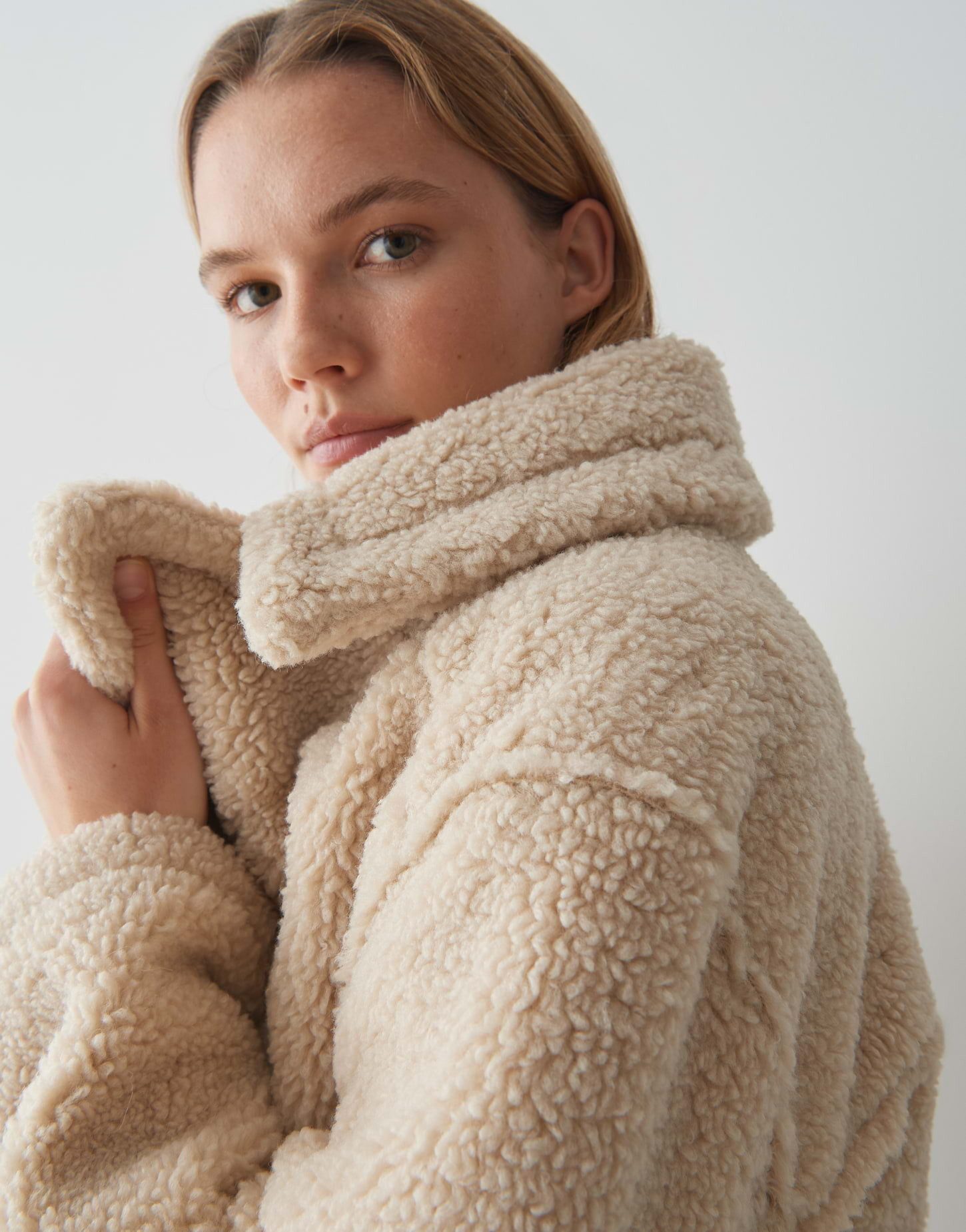 OPUS Winterjacke HENOLA in Lammfell Optik überschnittene Schulter mit Langarm, Hemdblusenkragen