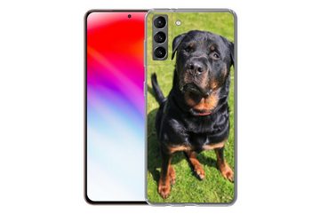 MuchoWow Handyhülle Rottweiler schaut seinen Besitzer an, Phone Case, Handyhülle Samsung Galaxy S21 Plus, Silikon, Schutzhülle
