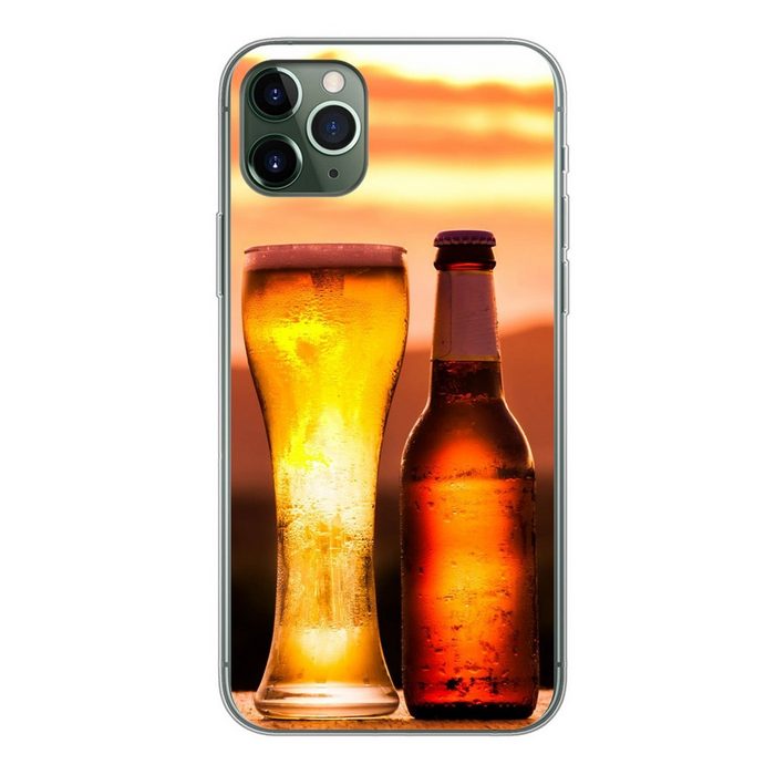 MuchoWow Handyhülle Bier bei Sonnenuntergang vor einer Bergkulisse Handyhülle Apple iPhone 11 Pro Max Smartphone-Bumper Print Handy