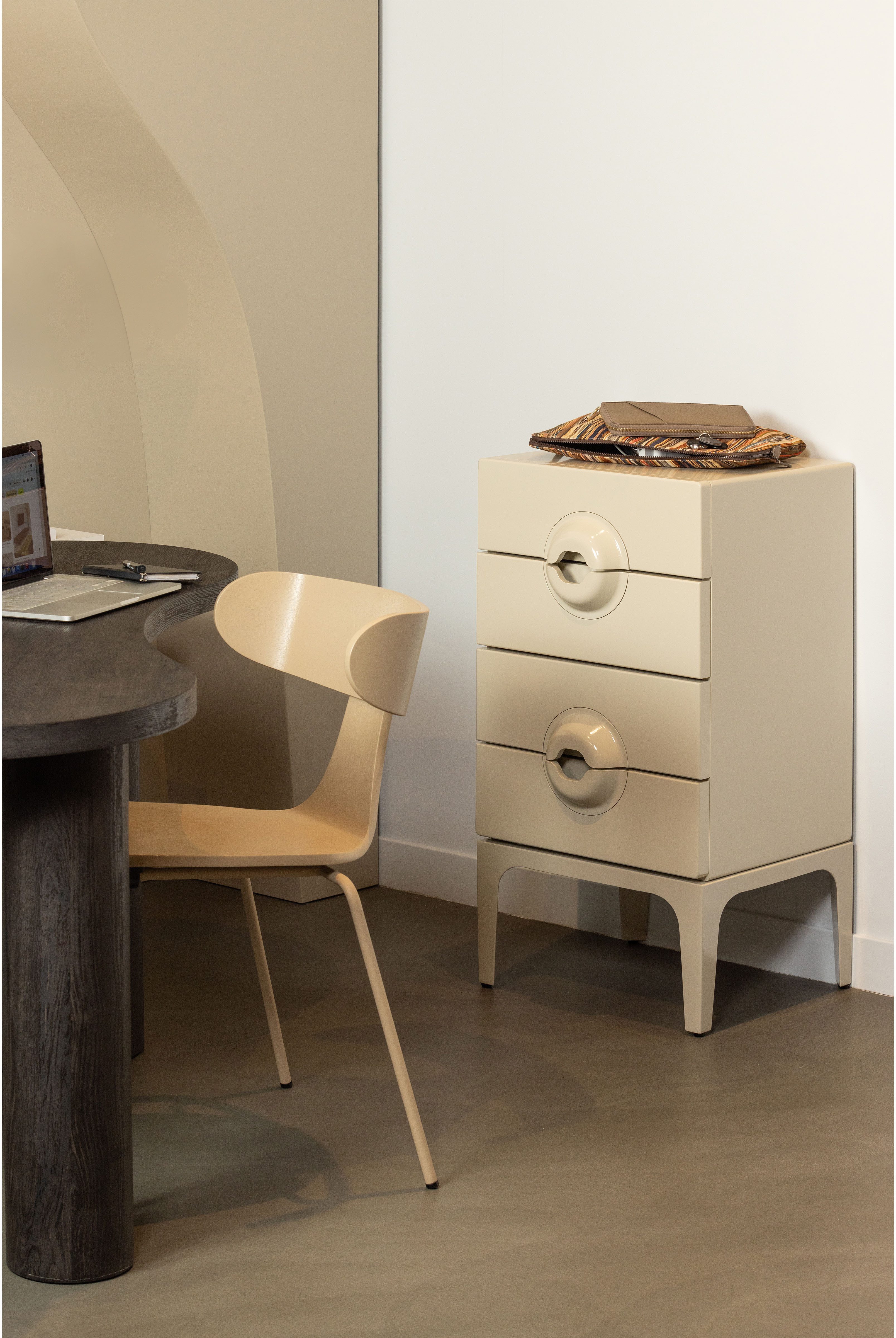 WOOOD Kommode Merge Eukalyptusholz mit Metallbeinen H 89 x B 44 x T 45 cm, Einzigartiger Griff, Tragkraft 10 kg pro Auszug, montiert geliefert