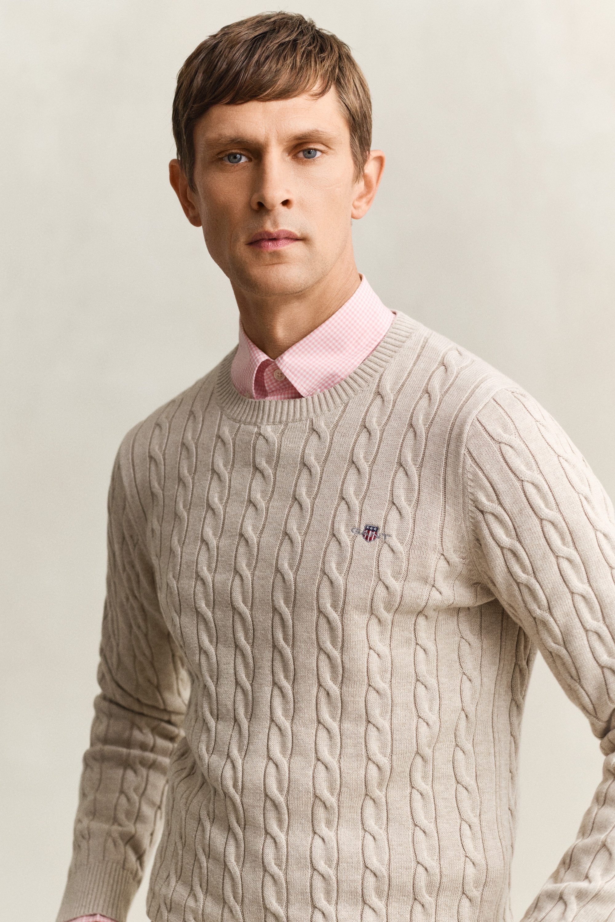 Gant Strickpullover COTTON CABLE C-NECK mit Wappen-Logostickerei auf der Brust