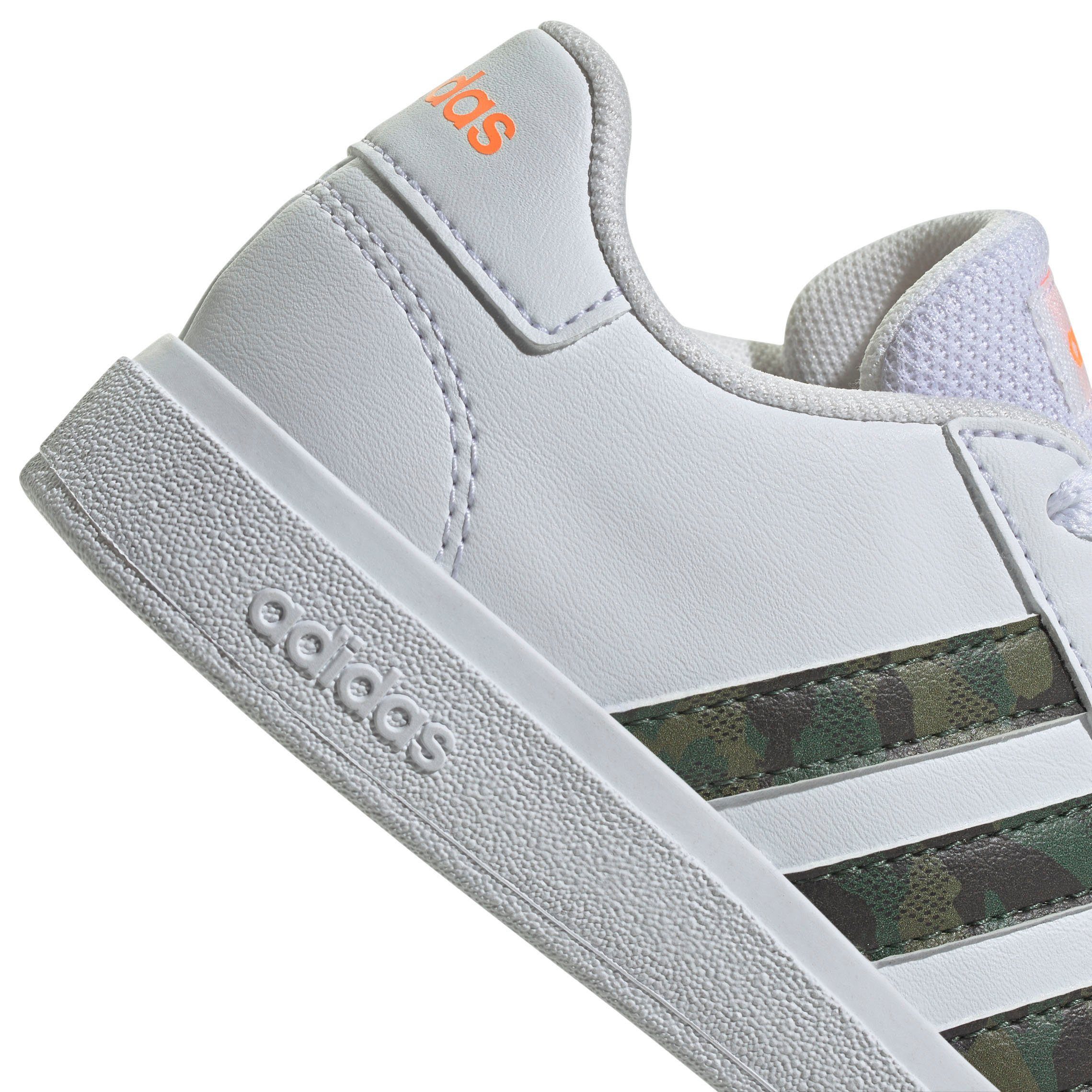 Spuren GRAND Superstar adidas den auf Sportswear LIFESTYLE COURT TENNIS des adidas Sneaker LACE Design