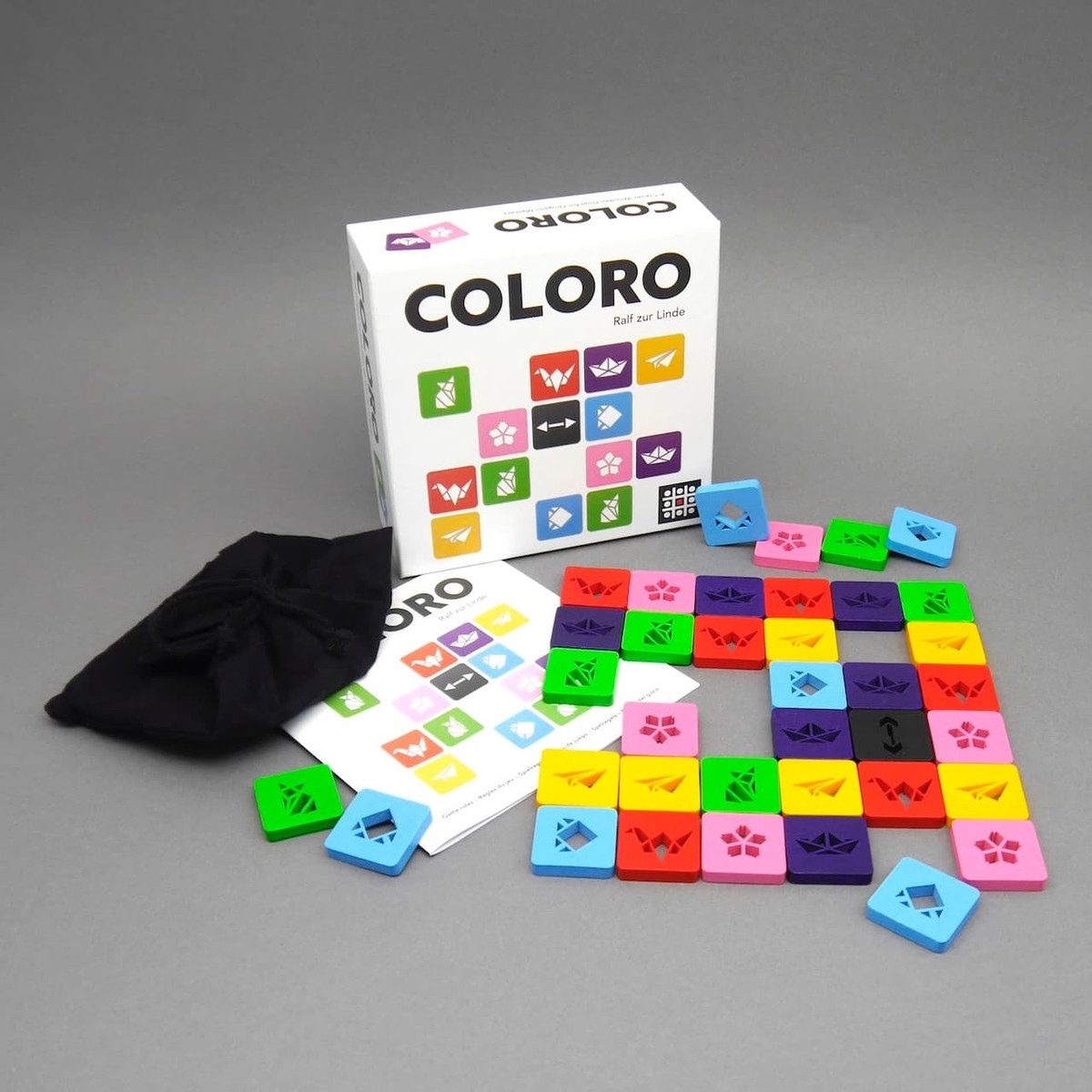 Helvetiq Spiel COLORO - cleveres Duell für Origami-Profis, Legespiel, Holzspiel