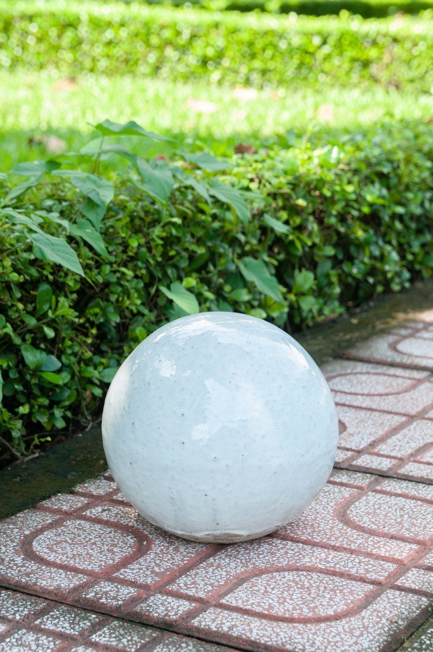 100% Grau-Weiß, Gartenkugel 28cm Rosenkugel Dekokugel Teramico Frostfest Keramik
