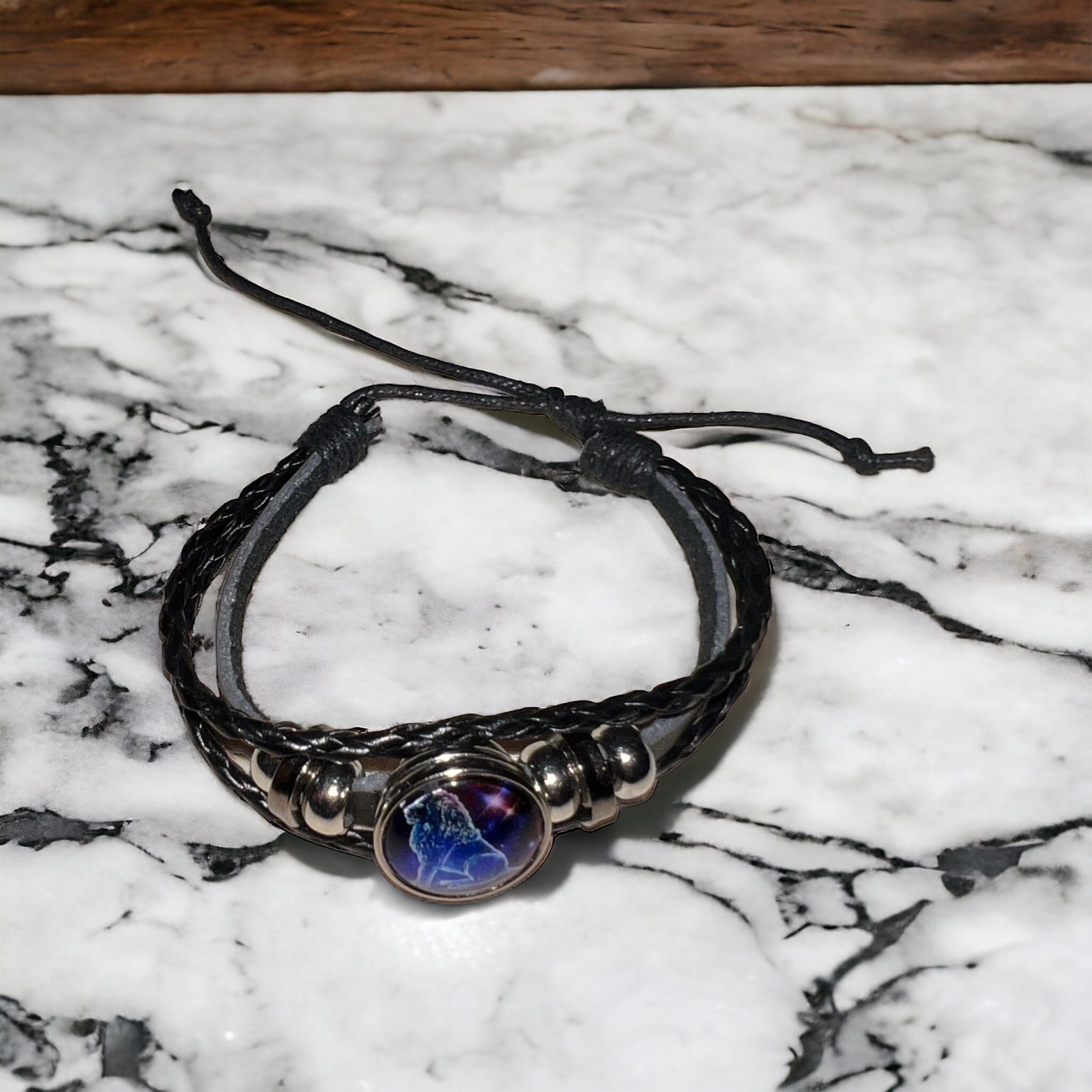 Stelby Armband mit Gravur Sternzeichen Löwe mit 3D Gravur im Glas (Weihnachtsgeschenk, Geburtstagsgeschenk, Valentinstaggeschenk, modern, minimalistisch), langlebig, pflegeleicht, unisex