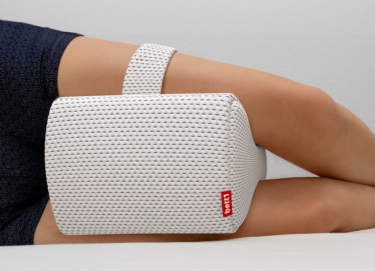 bett1.de Kniekissen BODYGUARD Knie-Stützkissen, stützt in Seitenlage, mit Haltegurt, waschbar bei 60 °C