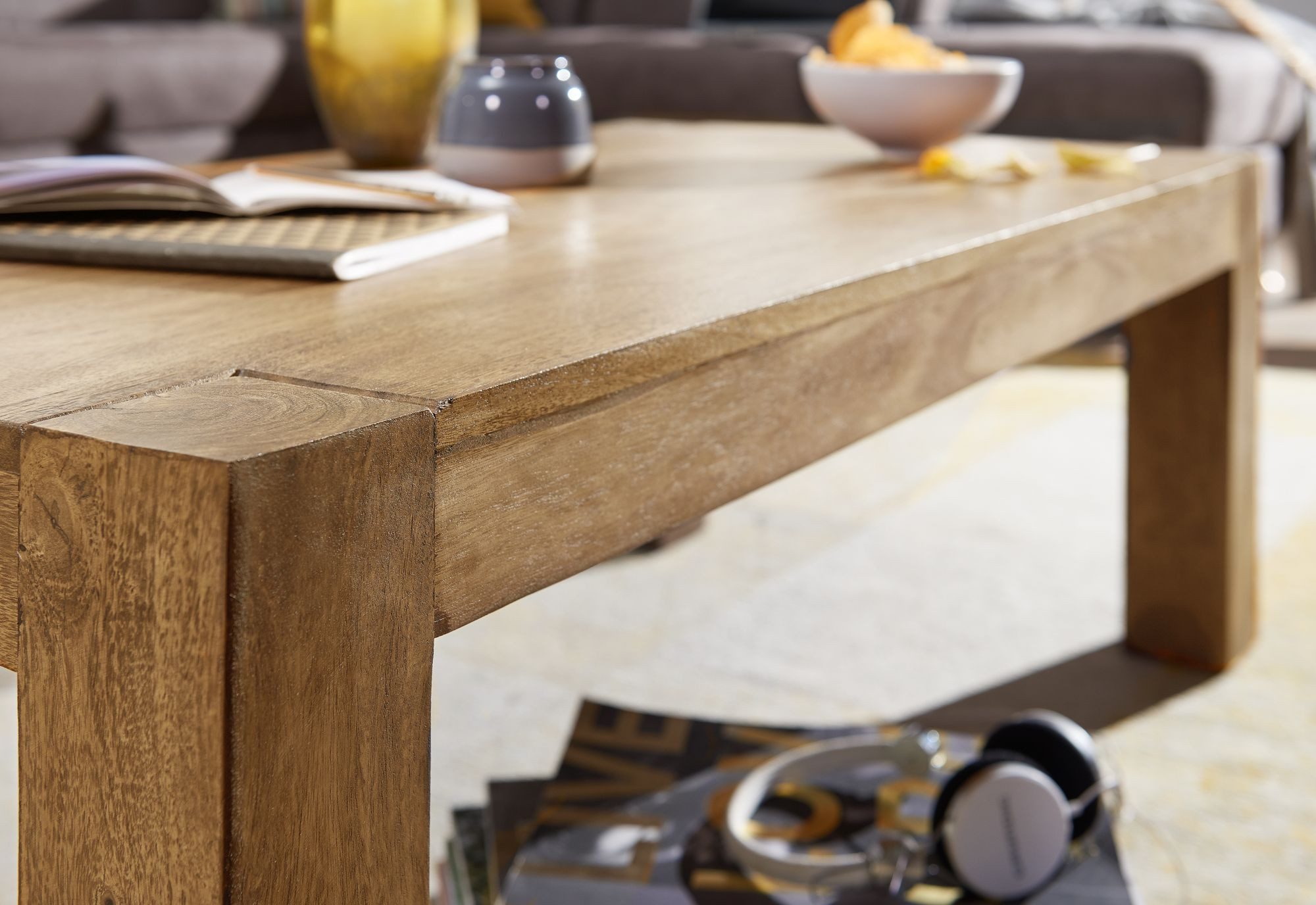 FineBuy Couchtisch Massivholz 110cm · Rechteckiger Wohnzimmertisch aus Echtholz · Handgefertigter Sofatisch im Landhaus Design mit klarer Linienführung – Bild 4 von 5