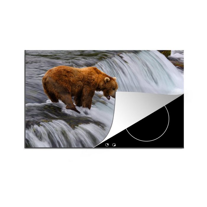 MuchoWow Herdblende-/Abdeckplatte Braunbär steht neben einem kleinen Wasserfall in einem Fluss Vinyl (1 tlg) Ceranfeldabdeckung für die küche Induktionsmatte