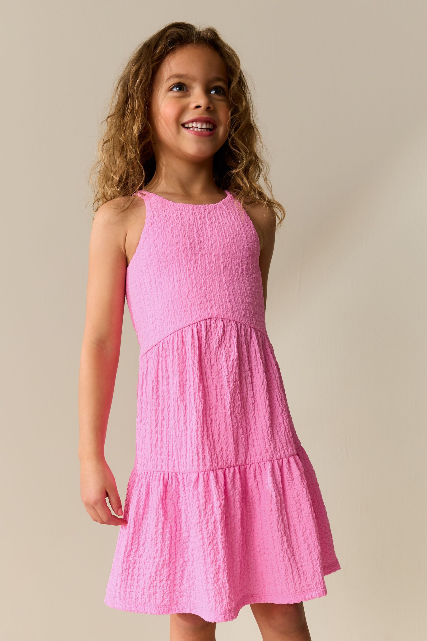Next Trägerkleid Sommerkleid mit Trägern und Knitteroptik (1-tlg)
