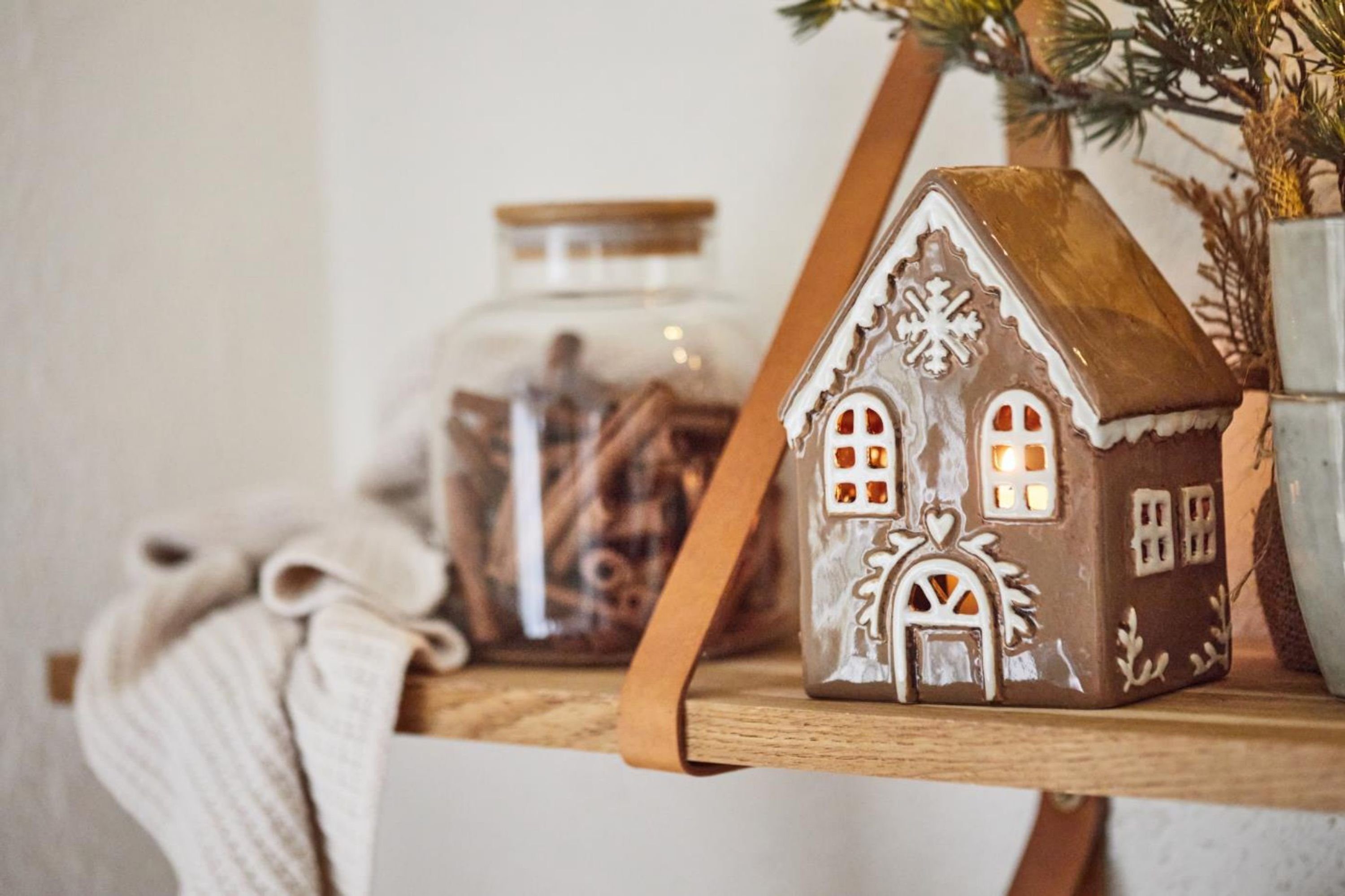 Schneekrystall Gingerbread im Laursen Ib skandinavischen Stil. Teelichthaus Kandelaber,