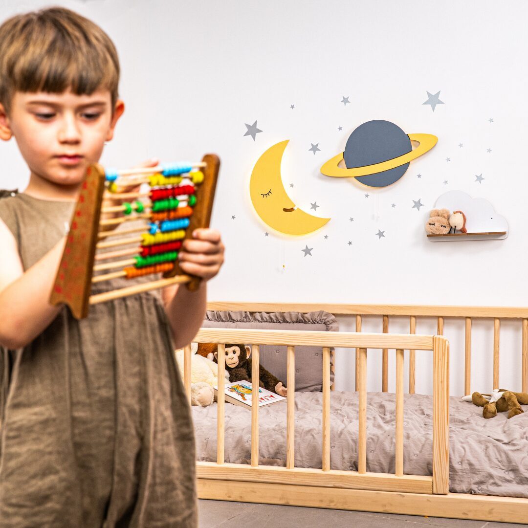 COZYCOLLECTIONS LED Wandleuchte Wandnachtlicht, Blaue Planet + Gelber Mond in Holzoptik, LED, Warmweiß, Montessori: sanftes Licht & eigener Schalter – selbstständig nutzbar