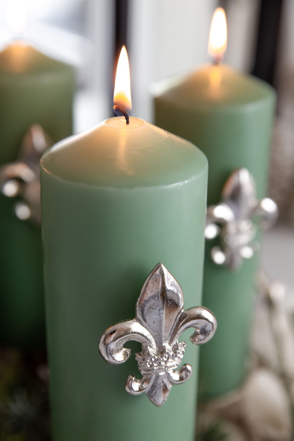 EDZARD Kerzenständer Kerzenstecker Lilie, Kerzenpin für Stumpenkerzen, Deko-Stecker, Kerzenbrosche, vernickelt