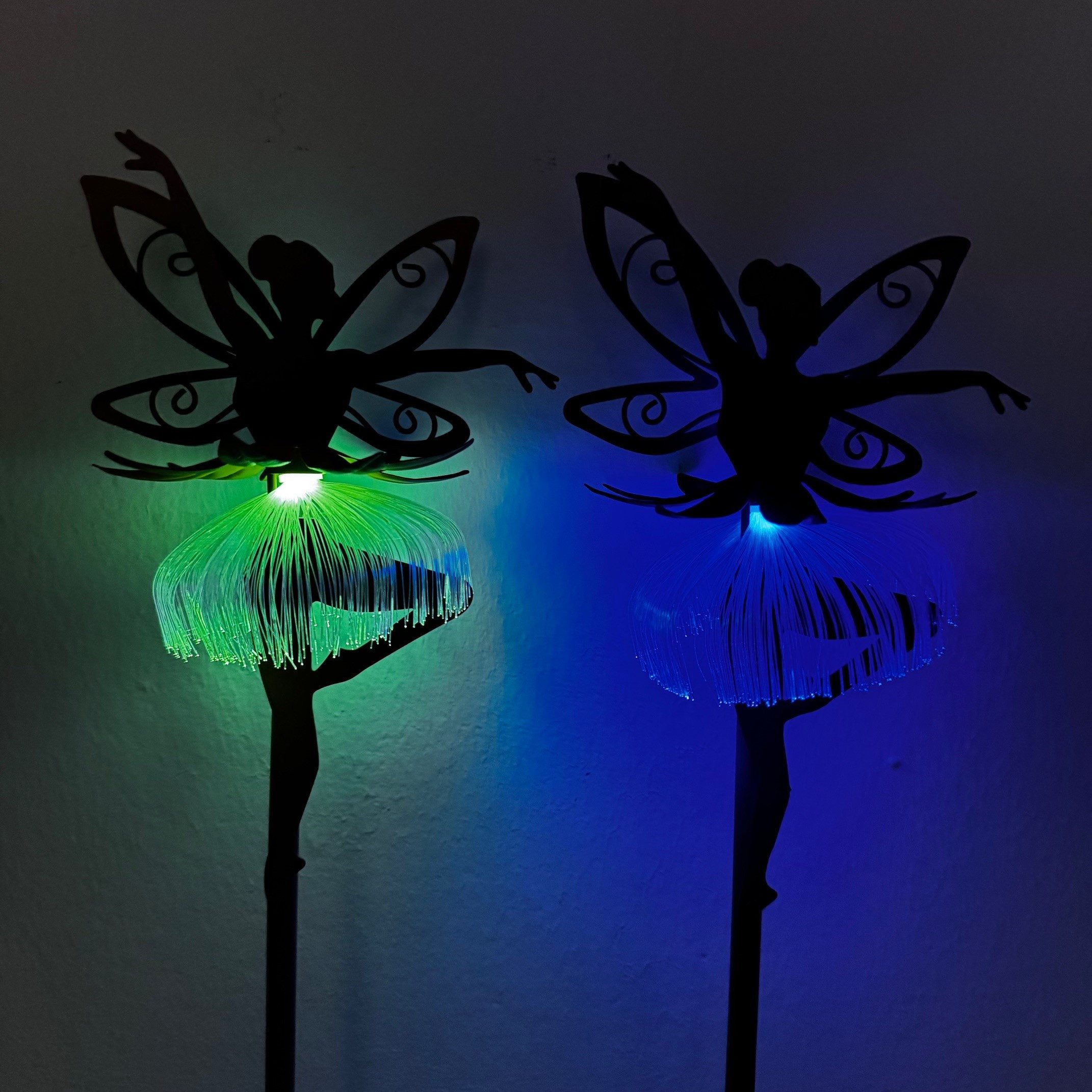 Online-Fuchs LED Solarleuchte für außen - Solar Gartenstecker Feentanz aus Metall - 94 cm groß, Kleid mit leuchtenden LED-Fäden, warmweiße Beleuchtung oder seic – Bild 2 von 4