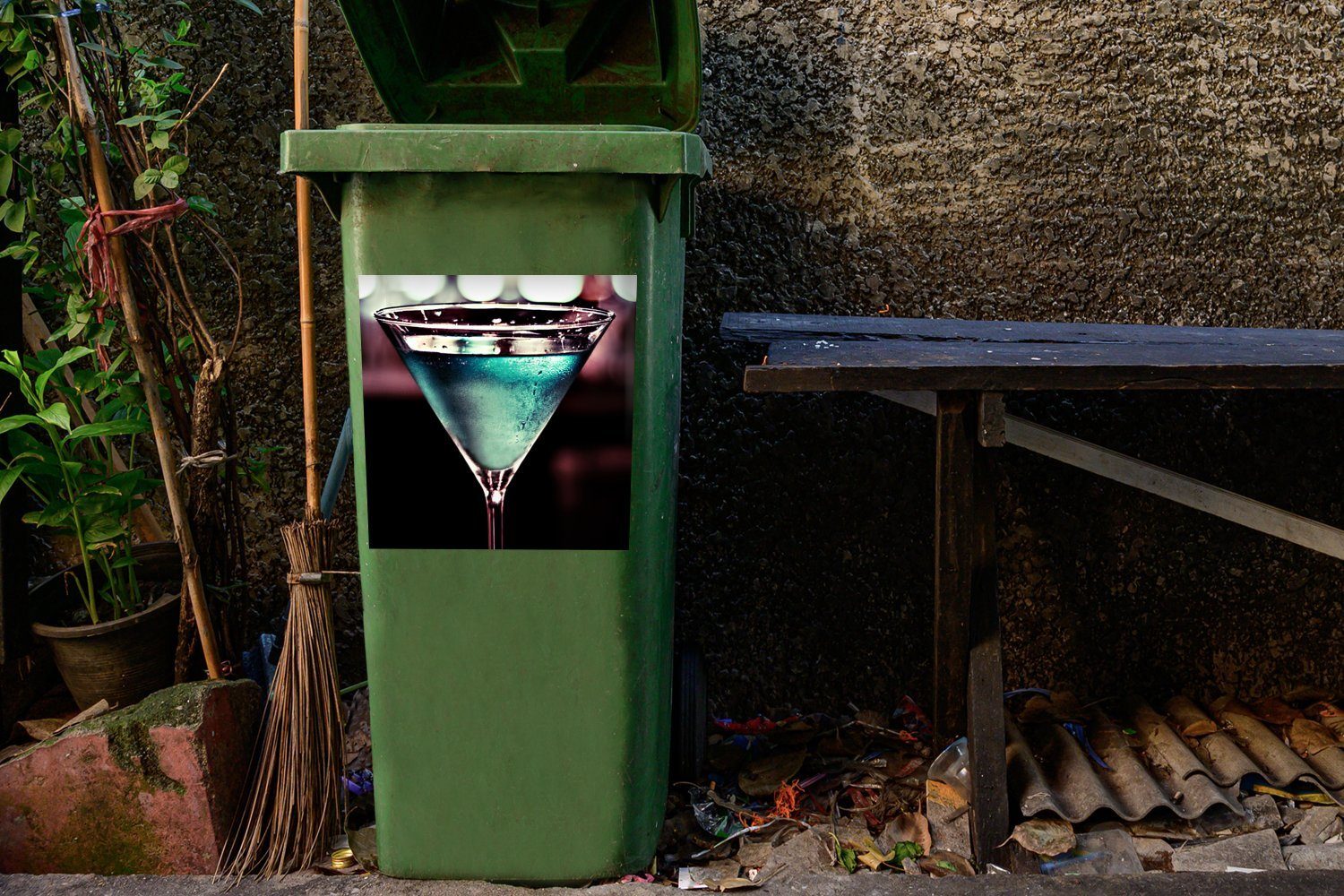 Mülleimer-aufkleber, MuchoWow Abfalbehälter (1 Container, St), Sticker, Retro-Farben Wandsticker in Mülltonne, Blauer Martini-Drink