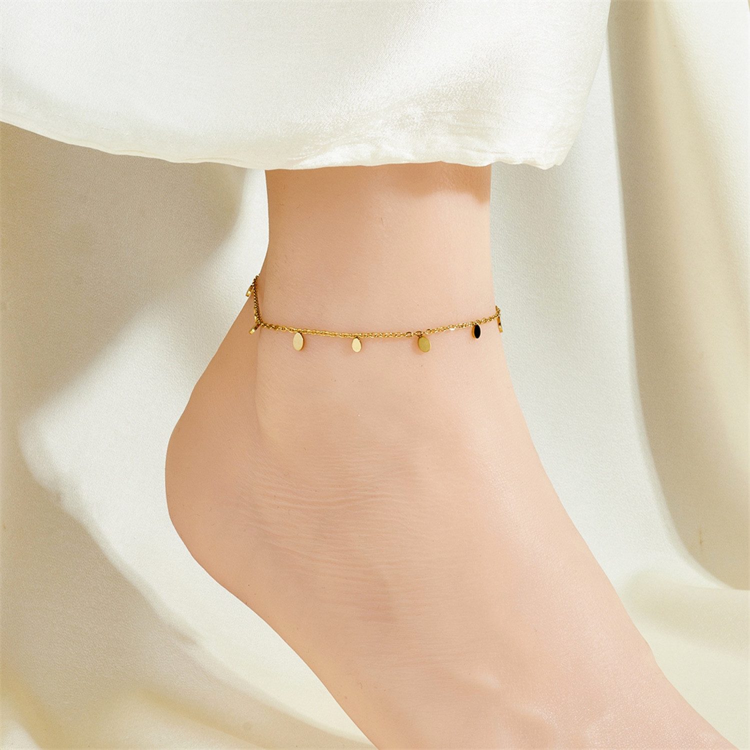 KARMA Fußkette mit Anhänger Fußkettchen Gold Coins Fuß-Schmuck wasserfest antiallergisch (Damenschmuck Sommer Urlaub, Fusskette, Größe einstellbar), Edelstahl vergoldet