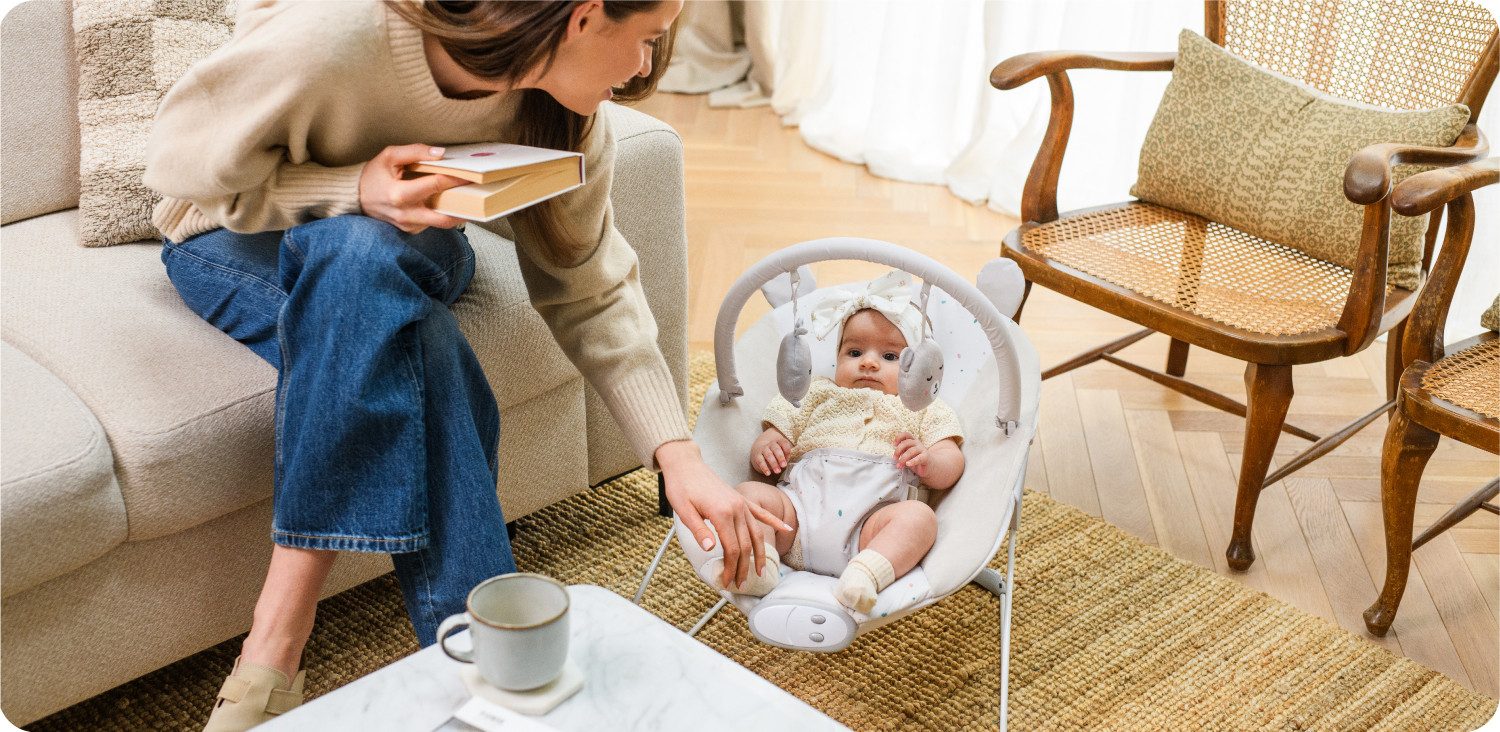 MoMi Babywippe GLOSSY, mit Vibration, Musik und Spielbogen