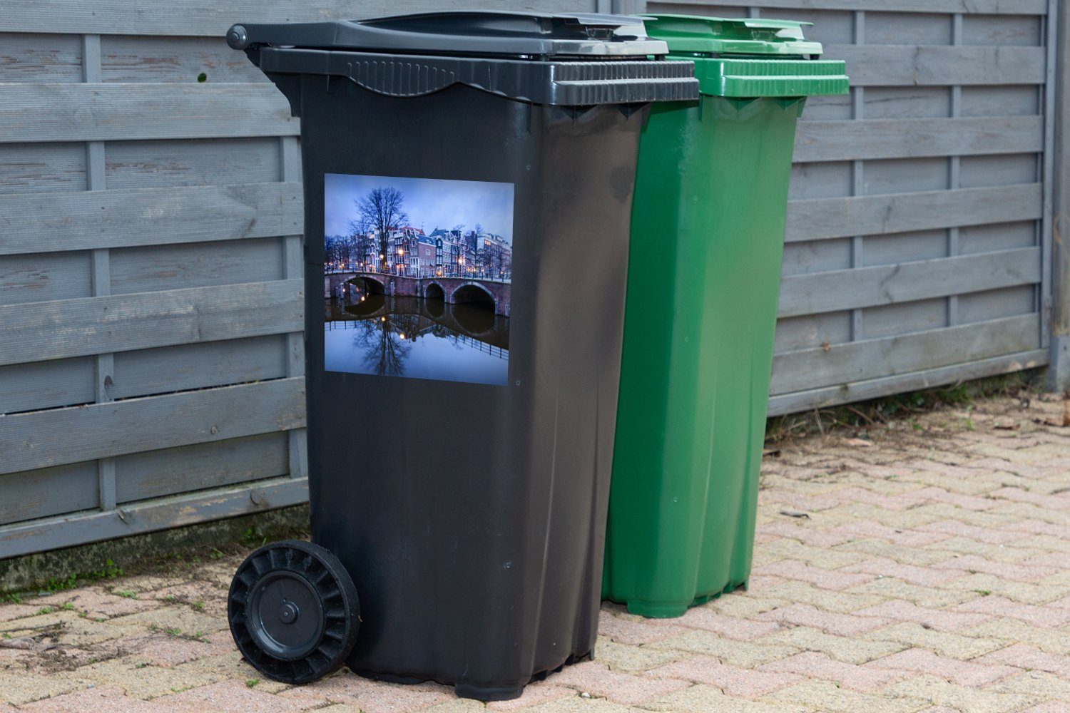 MuchoWow Wandsticker Amsterdam - Winter Abfalbehälter Container, Wasser St), Sticker, - Mülltonne, Mülleimer-aufkleber, (1