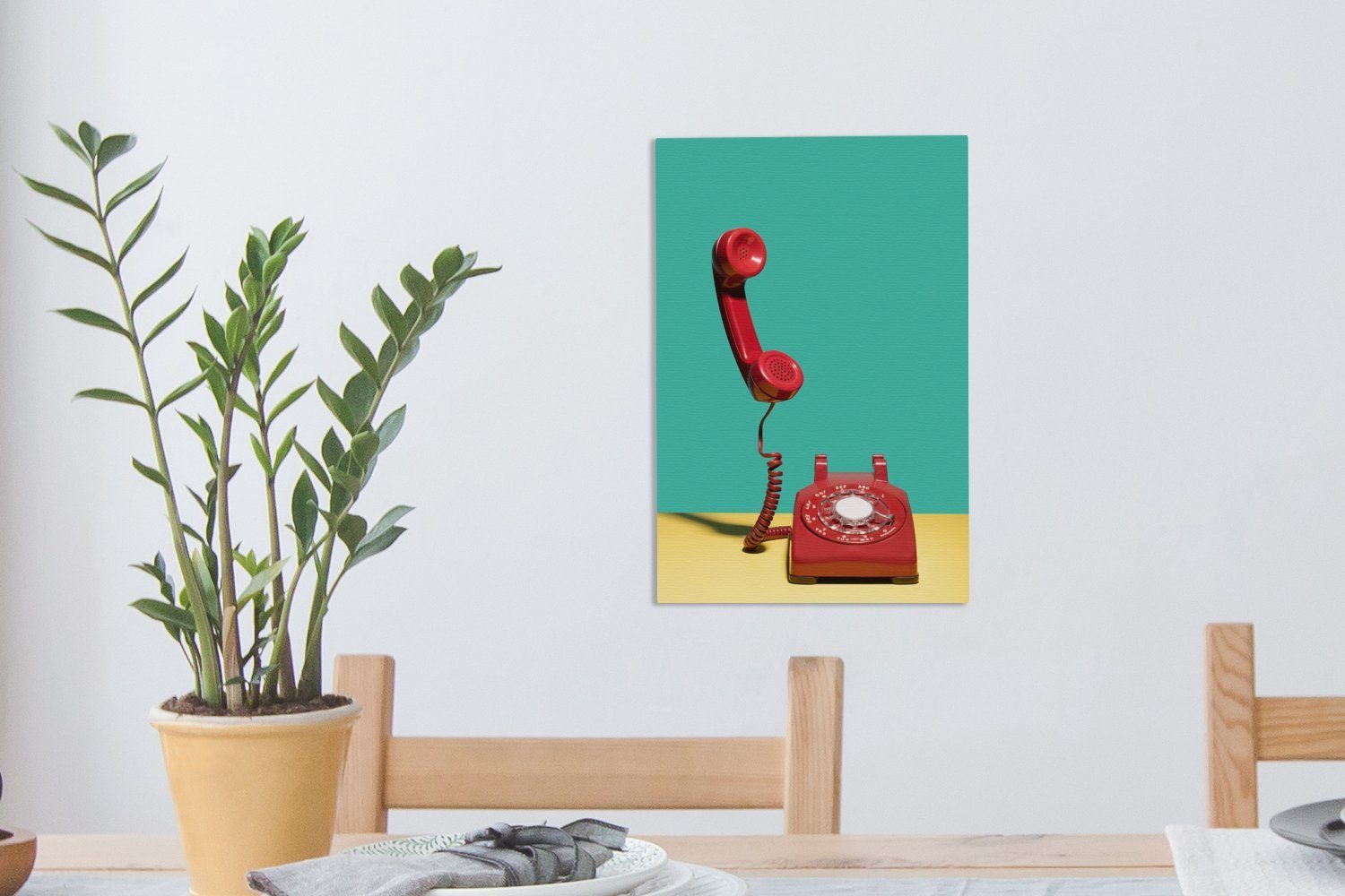 OneMillionCanvasses® Leinwandbild Ein rotes Leinwandbild St), Gemälde, fertig Zackenaufhänger, einer vor cm Wand, bespannt Retro-Telefon (1 grünen inkl. auf 20x30 gelbem Hintergrund