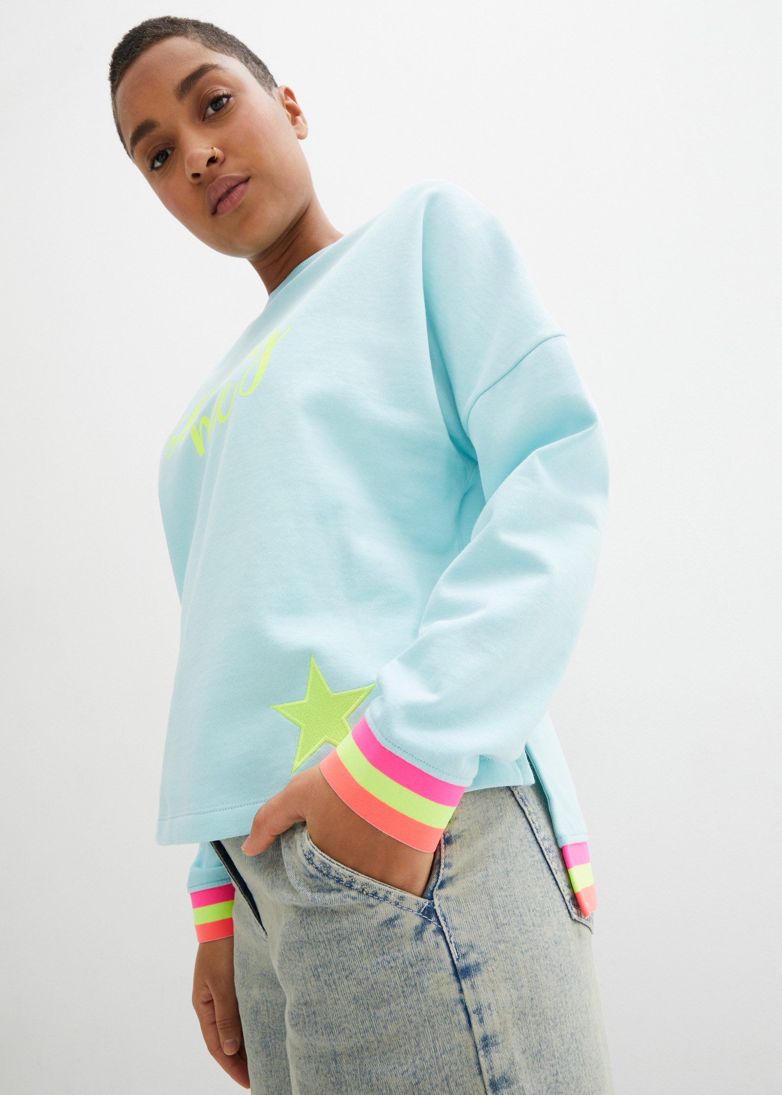 bonprix Sweatshirt loose fit Passform, mit Neon-Details, aus 100% Baumwolle, Langarm