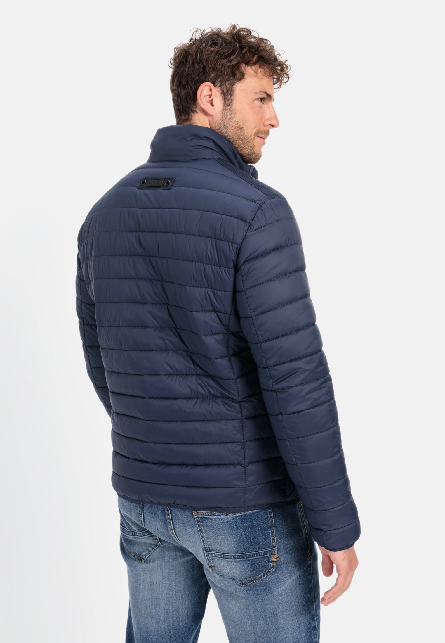 camel active Blouson ohne Daune aus recyceltem Polyester Markenlabel