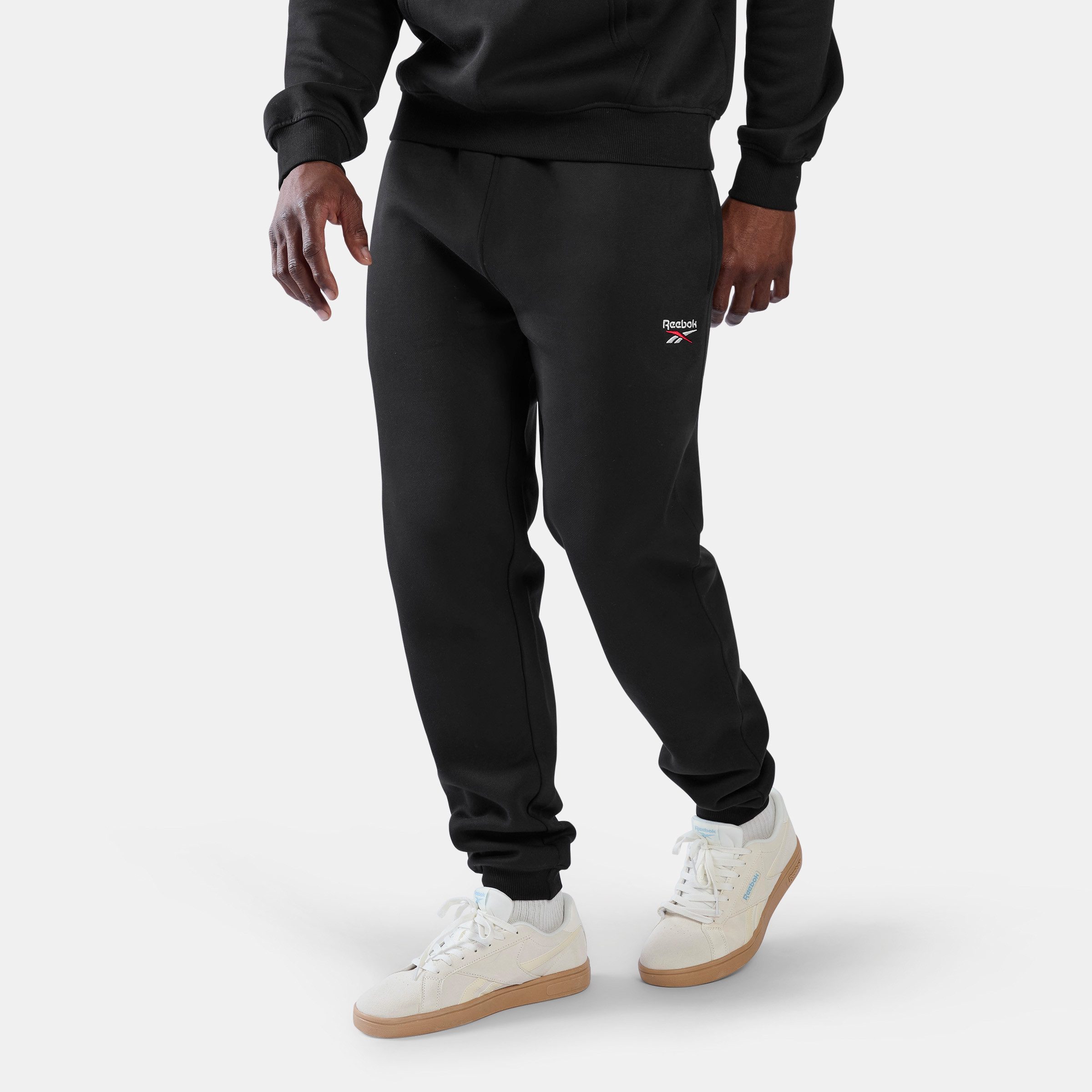 Reebok Jogginghose ID 2-COLOUR LOGO FLEECE CUFFED JOG PANT Jogginghose für Sportmode, aus Baumwolle und Polyester