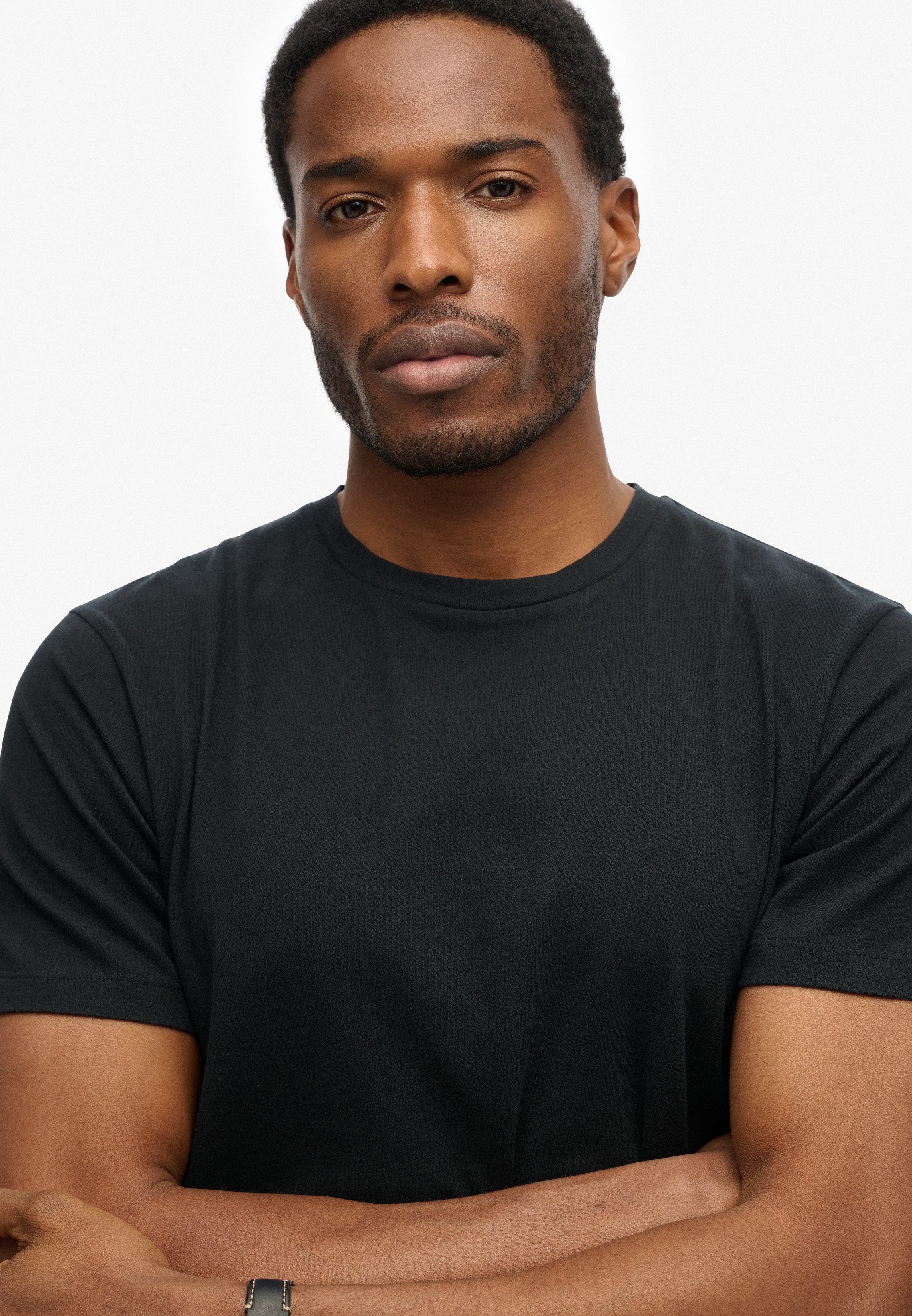 Superdry Rundhalsshirt CLASSIC ESSENTIAL TEE Relaxed Fit, aus Baumwolle und Single Jersey, mit Rundhalsausschnitt