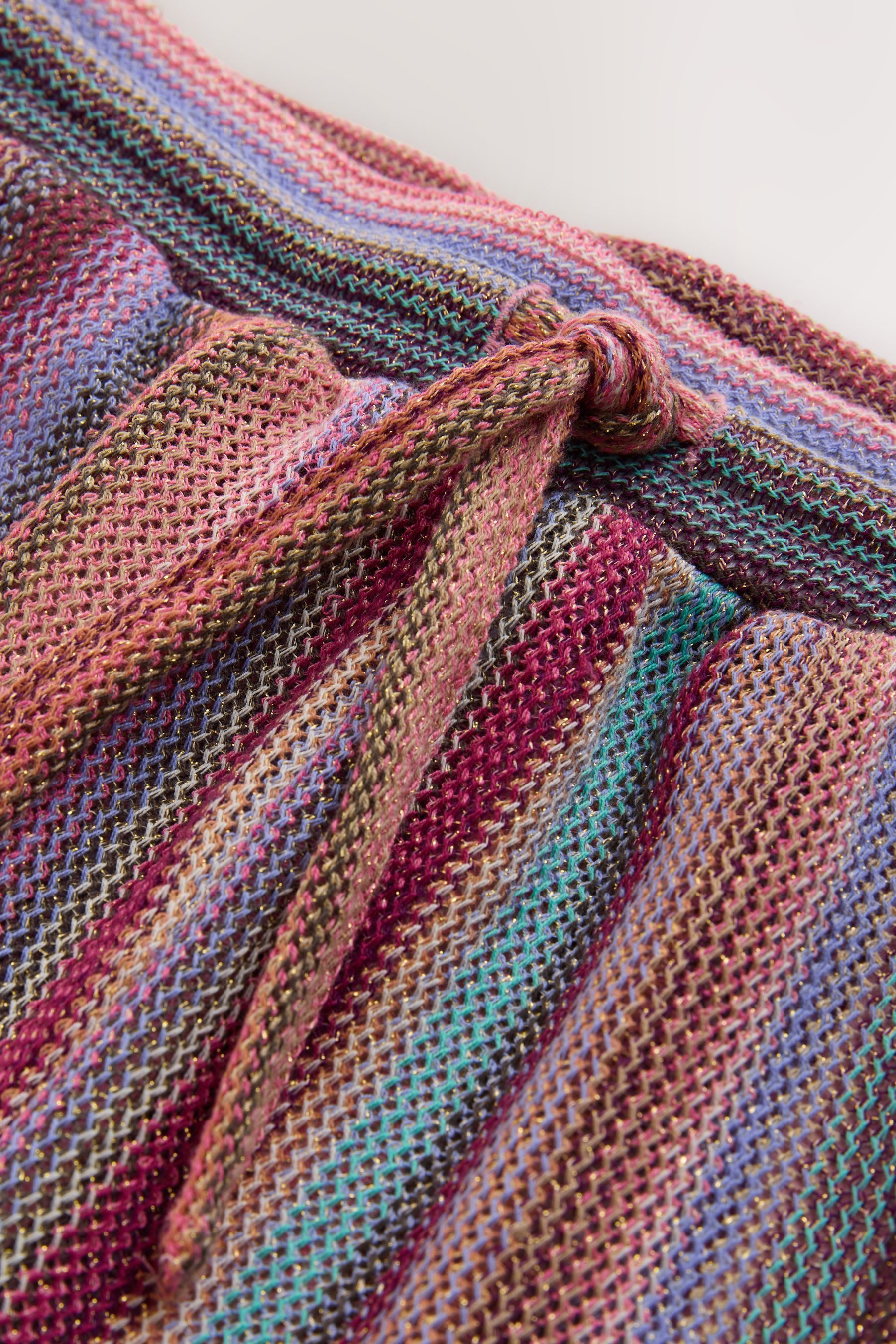 Next Sweatshorts Glitzernde Shorts in Strickoptik mit Bindegürtel (1-tlg)