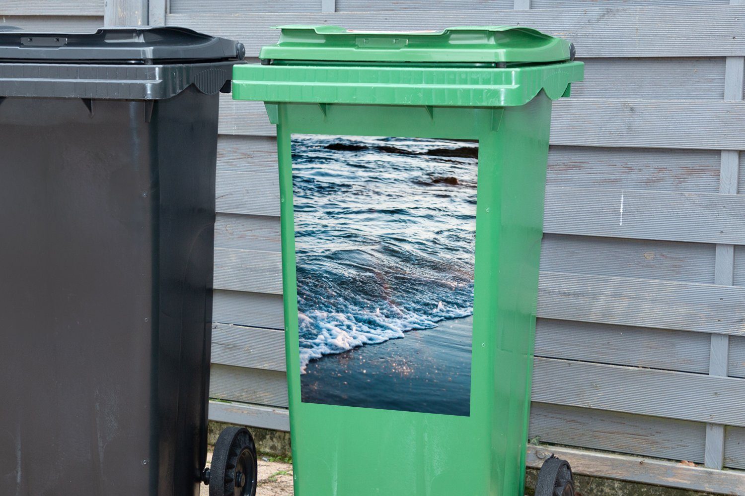 MuchoWow Wandsticker Abfalbehälter Mülleimer-aufkleber, (1 Sticker, - Container, St), Wellen Meer Mülltonne, Strand 
