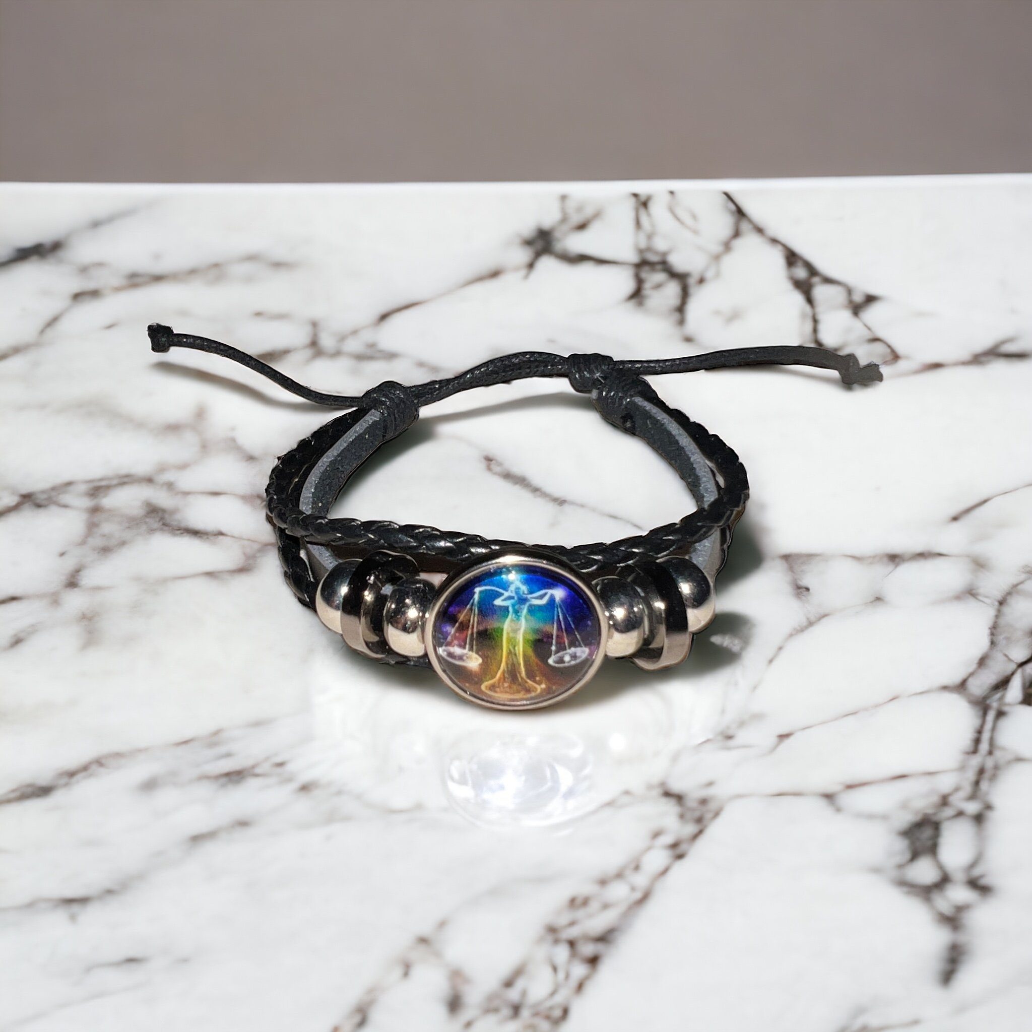 Stelby Armband mit Gravur Sternzeichen Waage mit 3D Gravur im Glas (Weihnachtsgeschenk, Geburtstagsgeschenk, Valentinstaggeschenk, modern, minimalistisch), langlebig, pflegeleicht, unisex
