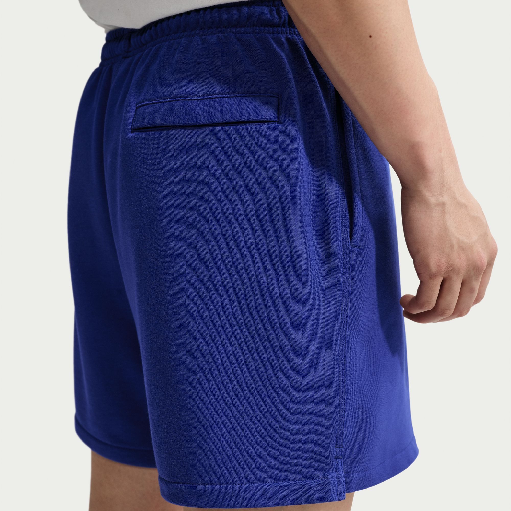 Nike Sportswear Shorts Nike Club Men's French Terry Flow Shorts mit Eingrifftaschen und Gesäßtasche, aus Baumwollmischung