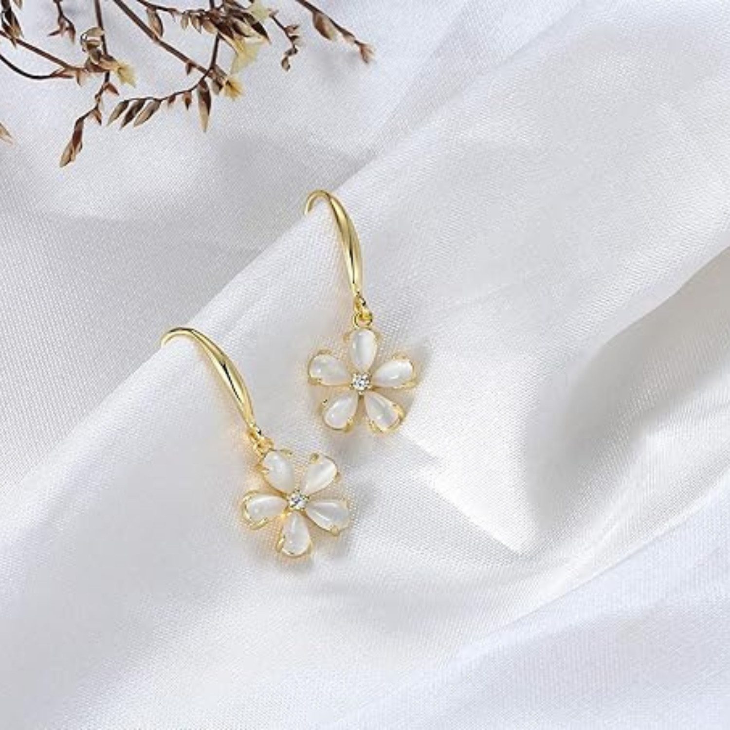 Lisandra Scott Ohrhaken-Set 925 Silber Ohrringe mit Funkelndem Katzenauge, Blumen Ohrhänger Damen, Zarter Blütenschmuck mit Katzenauge – femininer Eyecatcher