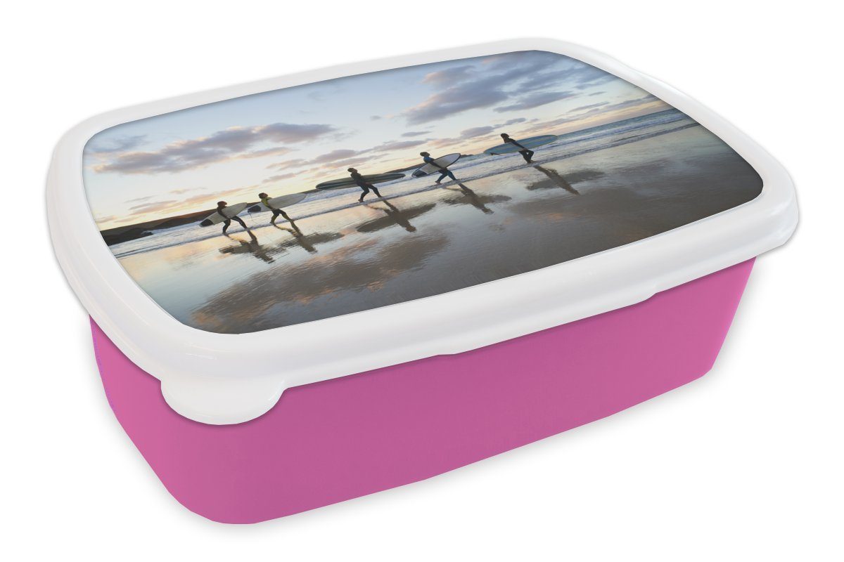 MuchoWow Lunchbox Surfer am Strand, Kunststoff, (2-tlg), Brotbox für Erwachsene, Brotdose Kinder, Snackbox, Mädchen, Kunststoff rosa