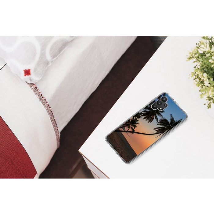 MuchoWow Handyhülle Sonnenuntergang auf einer tropischen Insel mit Palmen Handyhülle Samsung Galaxy A32 5G Smartphone-Bumper Print Handy ZV11175