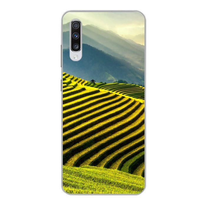 MuchoWow Handyhülle Terrassen von Reisfeldern mit einer Berglandschaft im Hintergrund in Phone Case Handyhülle Samsung Galaxy A70 Silikon Schutzhülle