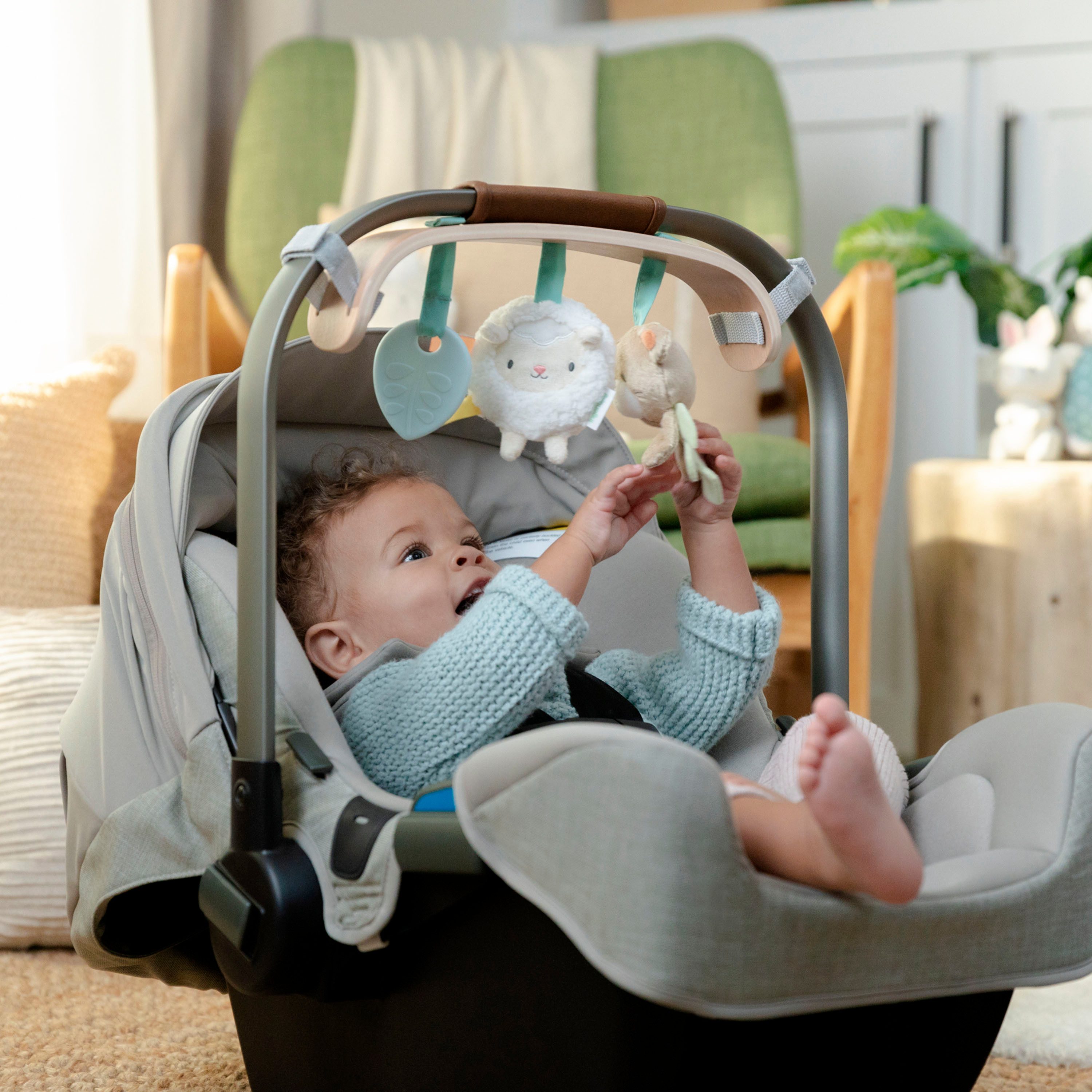 ingenuity Kinderwagenkette Wonder & Wood Carrier Toybar, auch für die Babyschale geeignet