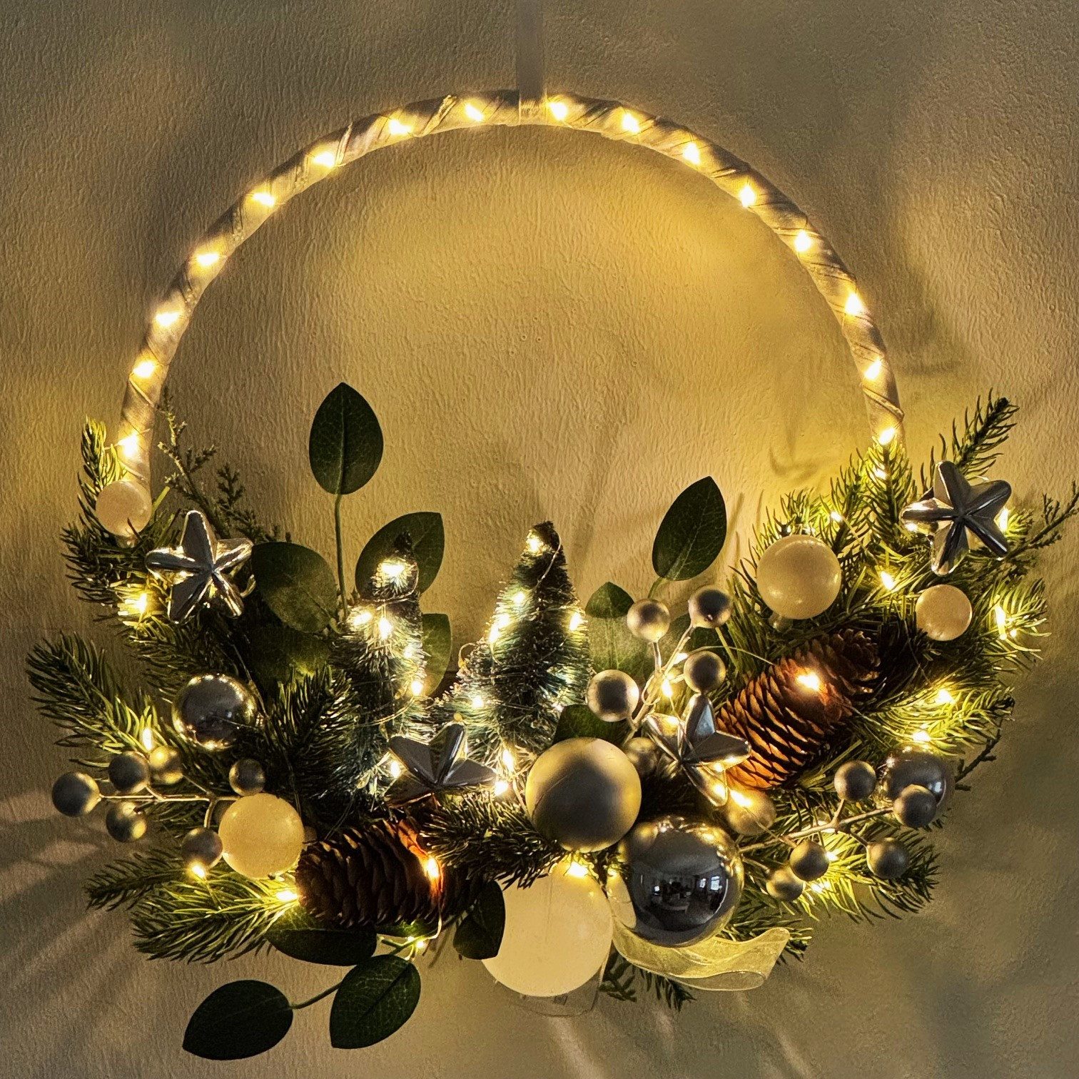 Online-Fuchs Dekokranz Türkranz Weihnachtskranz mit LED Lichterkette, Timer, Weihnachtskugeln, mit 2 Tannenbäumen inklusive Funkeleffekt