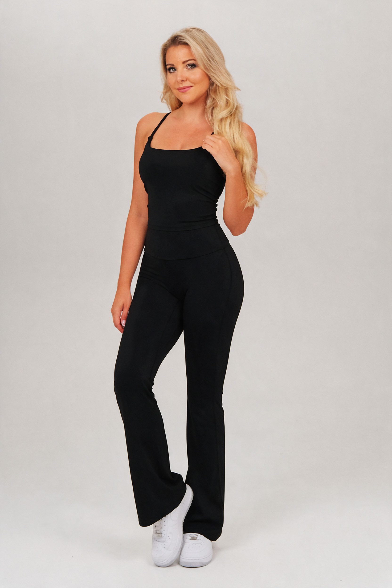 FemmeTone Trainingsanzug Yoga Set mit Crop-Top und High-Waist Schlagleggings (Set, 2-tlg., Gekreuztes Trägertop und formende Schlaghose mit Scrunch-Rückseite), Crossback-Bustier mit leichter Polsterung und lange Flared-Leggings