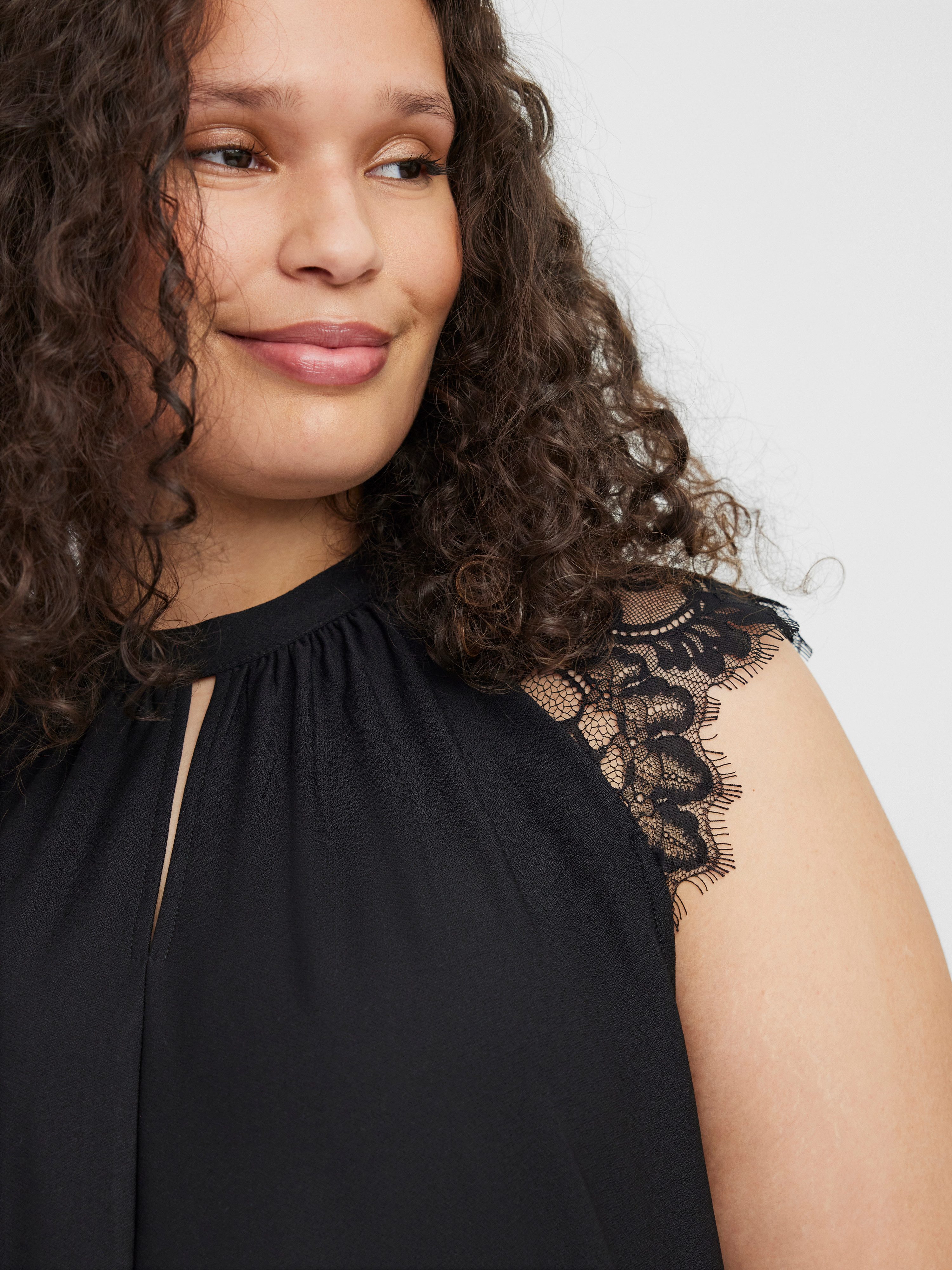 Vero Moda Curve Spitzenshirt VMMILLA SL LACE TOP NOOS CUR Materialmix, regular fit