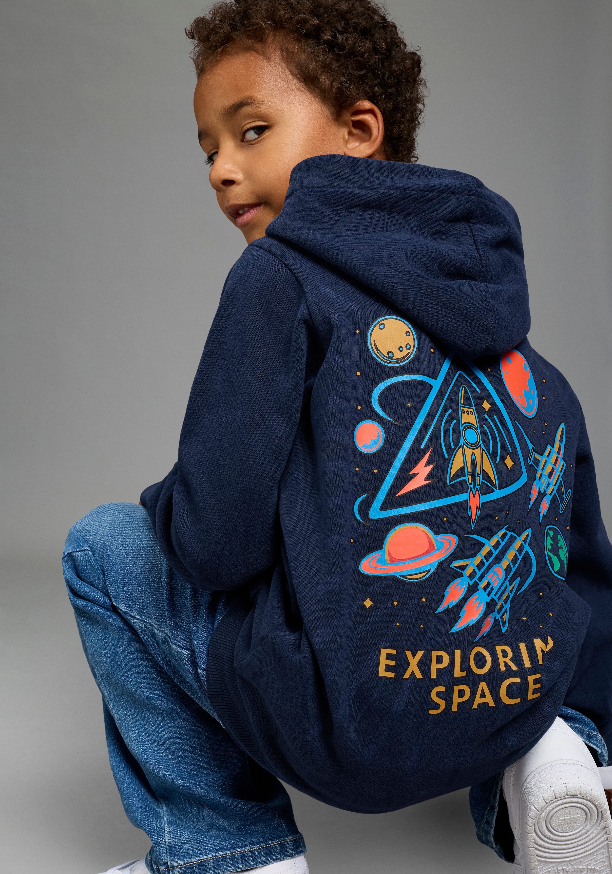 Scout Kapuzensweatshirt Hoodie mit großem Frontdruck - NEU von SCOUT mit Kapuze, mit Kängurutasche, für Jungen. € 32,99, (€ 32,99 pro 1 Stk).