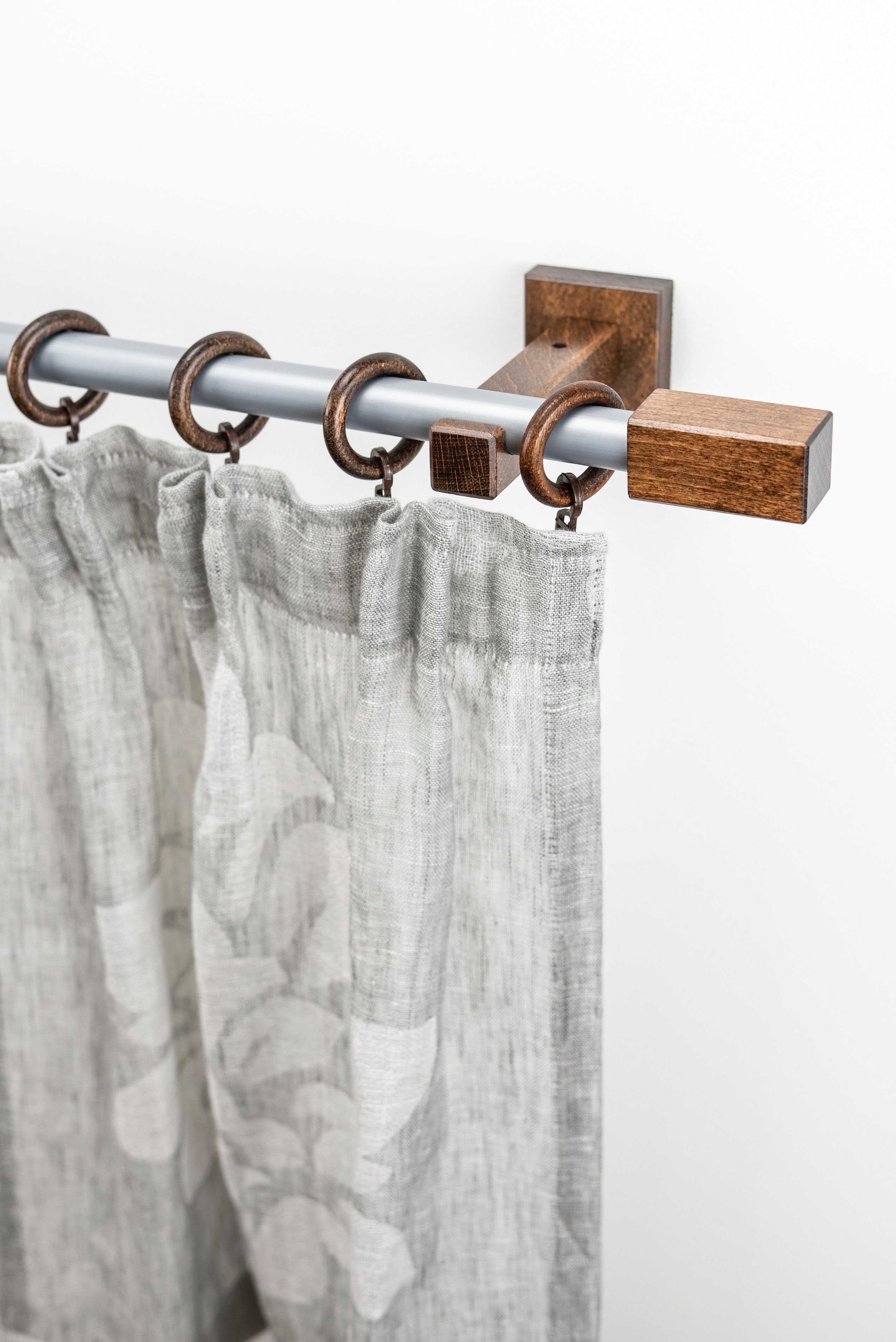 GARESA Gardinenstange CUBUS, Ø 20 mm, 1-läufig, Wunschmaßlänge, mit Bohren, verschraubt, Holzwerkstoff, Metall, Vorhanggarnitur, verlängerbar, Endknopf eckig, mit Ringe