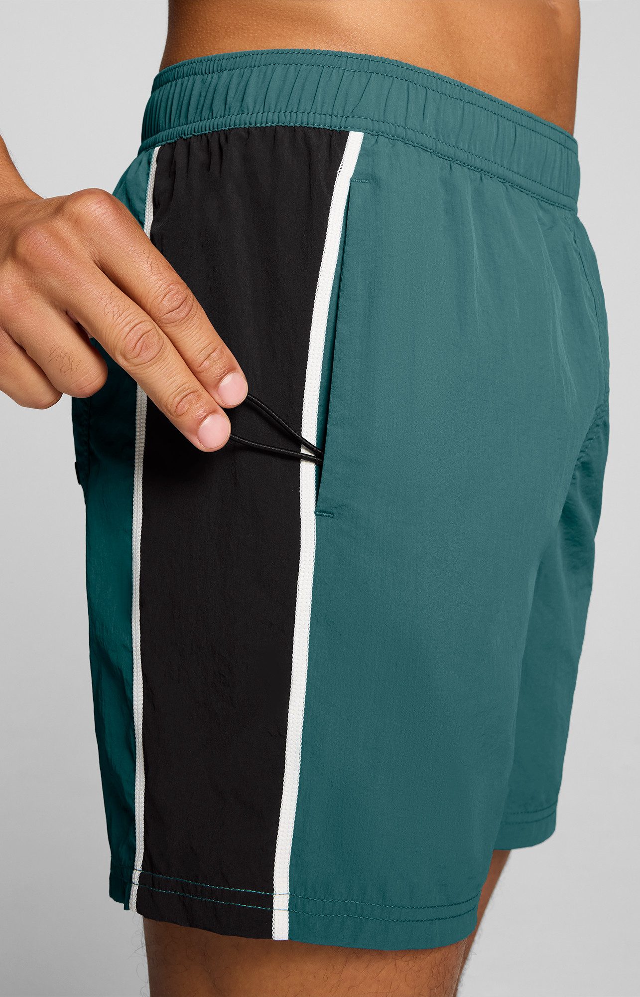 PUMA Badeshorts mit seitlichen Taschen – Bild 4 von 5