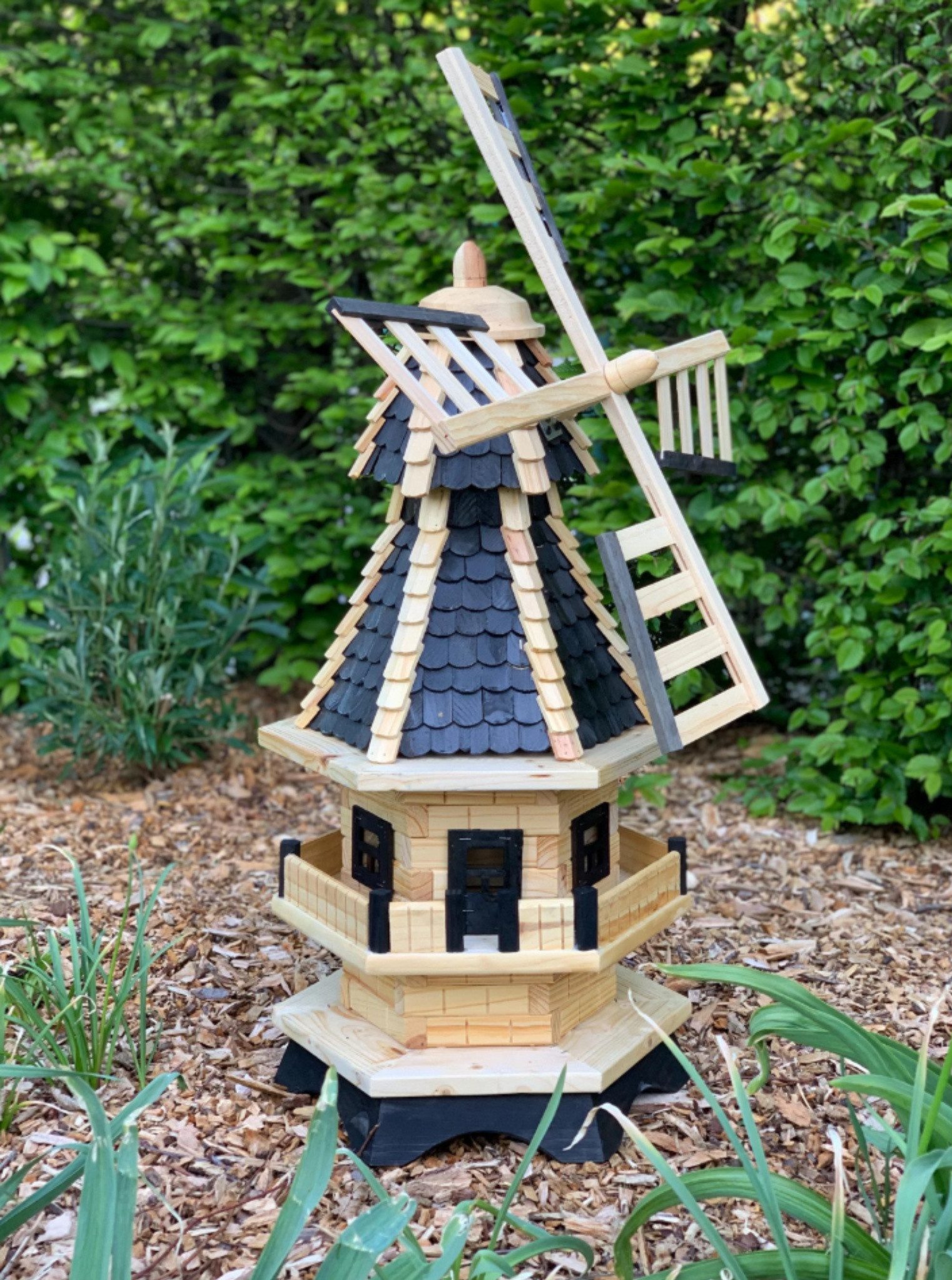 Holzdekoladen Gartenfigur Gartenwindmühle aus Holz mit Schindeldach Landhausstil