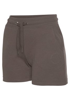 Bench. Loungewear Sweatshorts mit Logostickerei und seitlichen Taschen, Loungeanzug