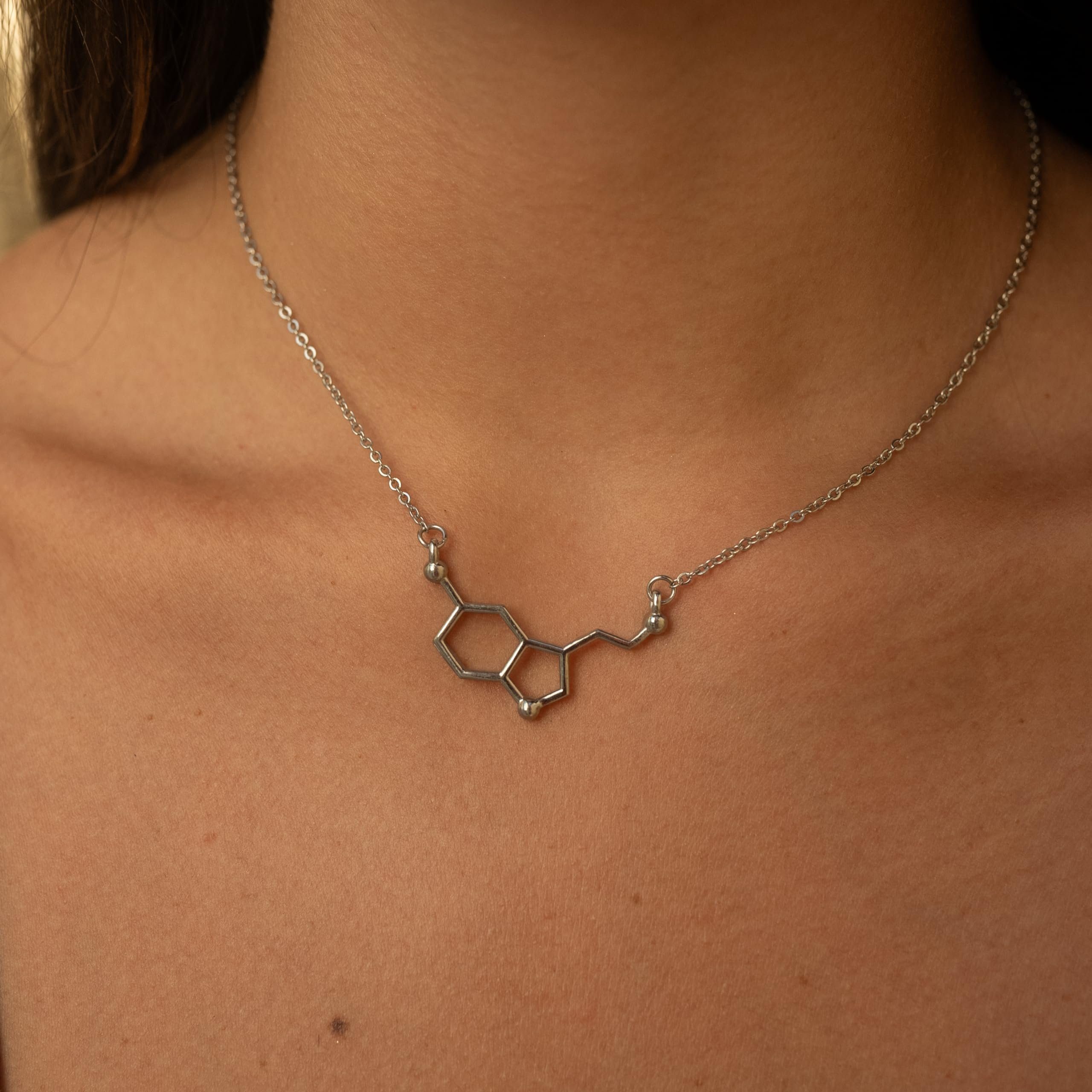 Made by Nami Kette mit Anhänger Serotonin Anhänger Kette Damen Silber Edelstahl, 40 cm lang mit 5 cm Verstellkette Geschenk für Frauen