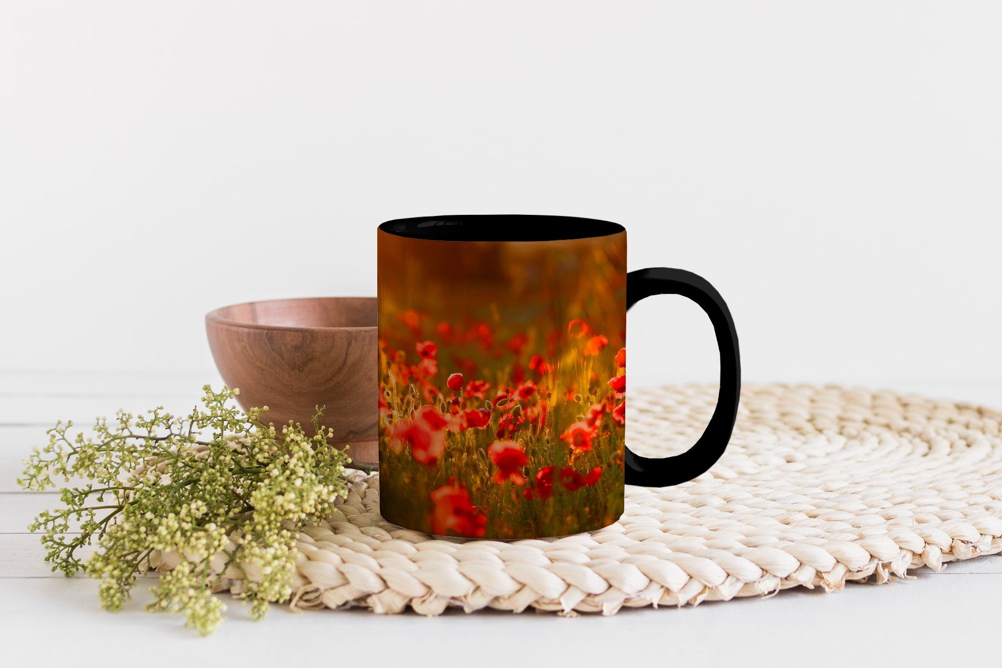 Feld, MuchoWow Leuchten Tasse Teetasse, über Zaubertasse, Orangefarbenes dem auf den Keramik, Geschenk Mohnblumen Kaffeetassen, Farbwechsel,