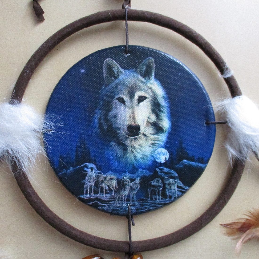 Puckator Traumfänger Wolfsgeist mit Rudel bei Vollmond mit Leinwand, Holzperlen & Federn