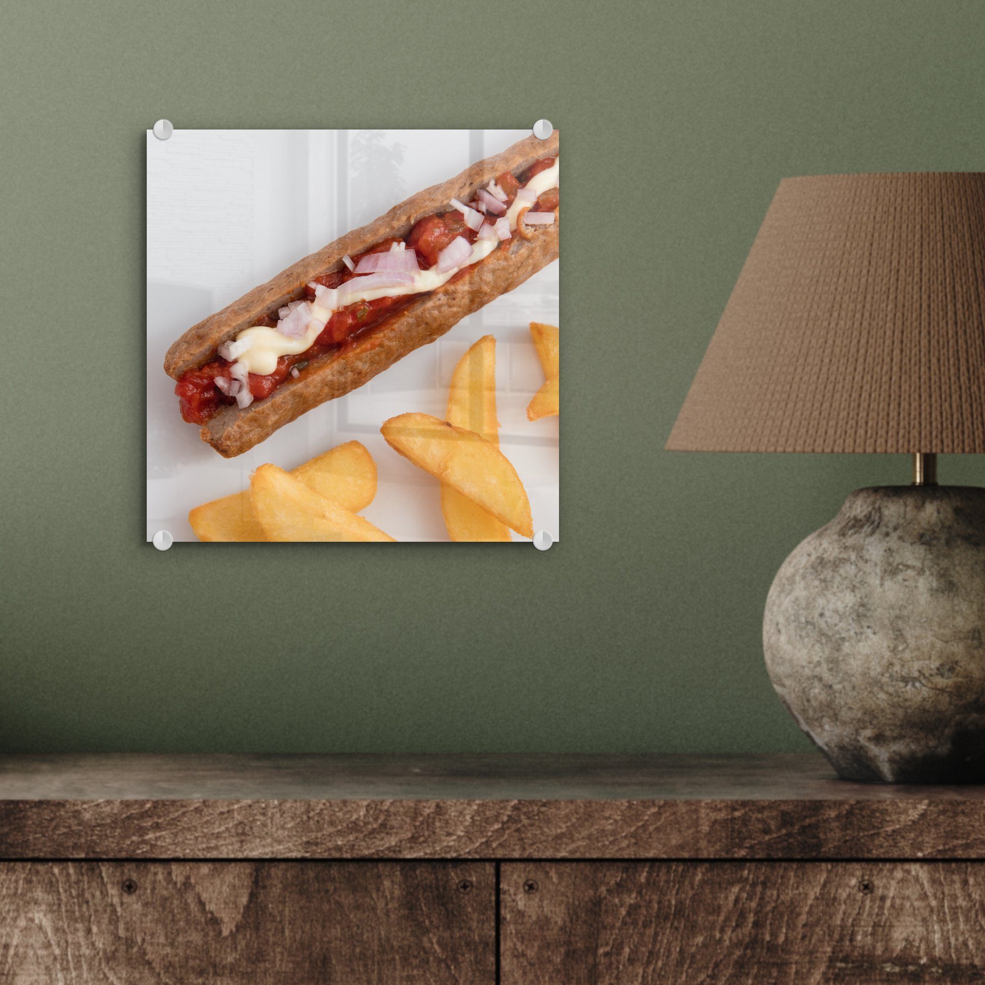 auf Gesegnete - auf - - Wanddekoration Wandbild St), Pommes Bilder Frikandelspezialität weißen, mit frites auf Foto (1 Glasbilder Glas einem MuchoWow Acrylglasbild Glas